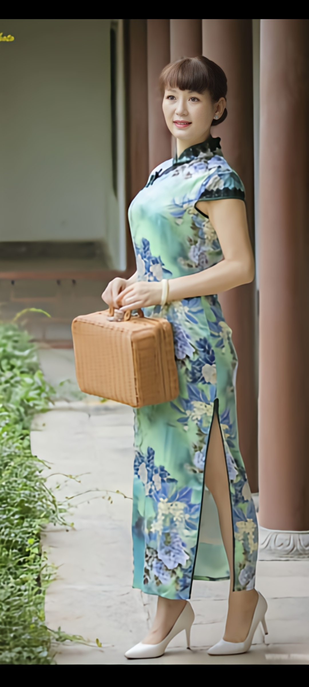 合适的旗袍:对于中老年女性,建议选择经典元素的传统