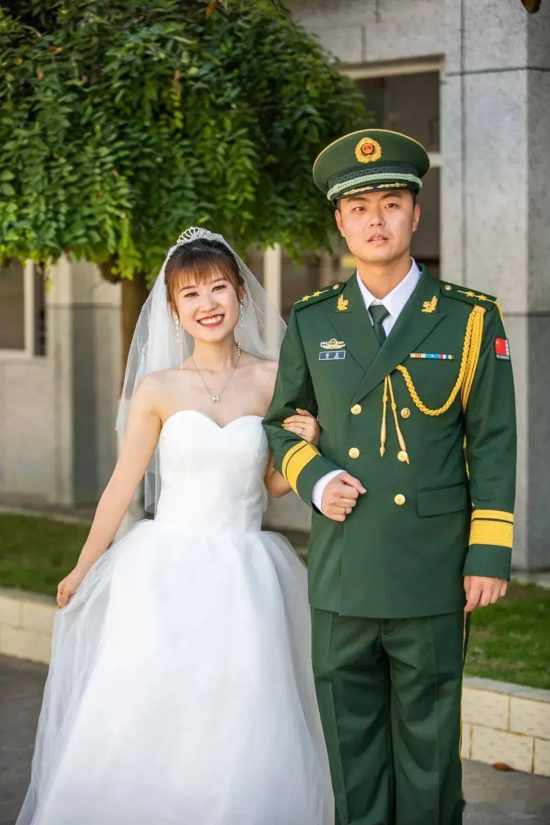 一个20岁的女大学生不顾父母反对嫁给了一个边防战士