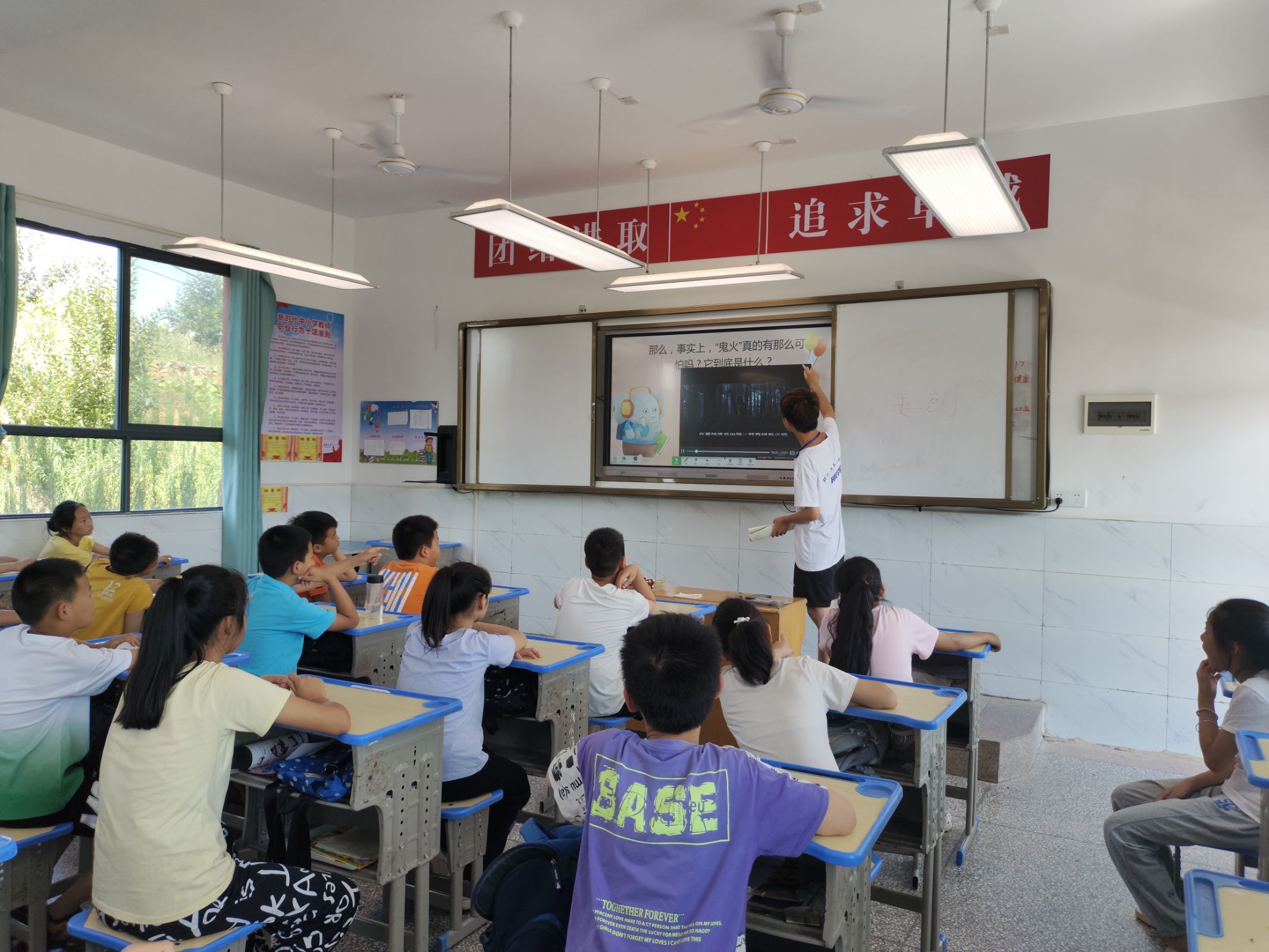 的志愿者们在湖北省十堰市郧阳区南化塘镇黄柿君安希望小学开展"筑梦