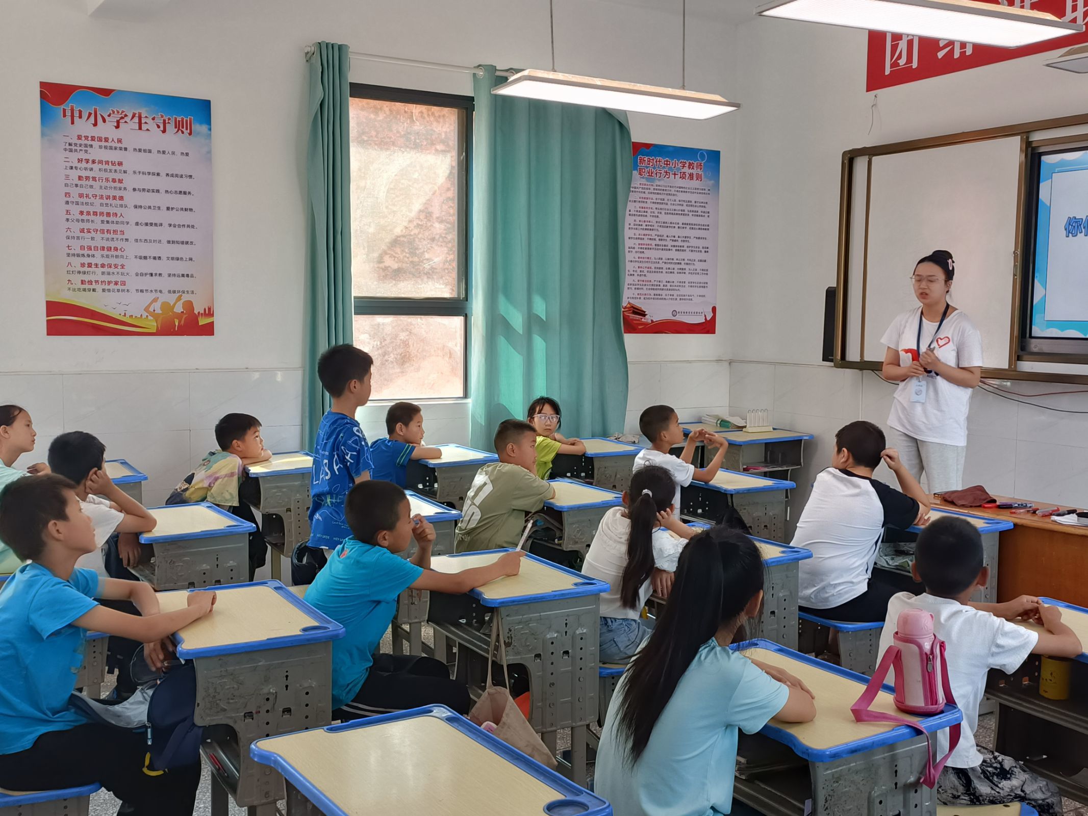 经济管理系的志愿者们在湖北省十堰市郧阳区南化塘镇黄柿君安希望小学