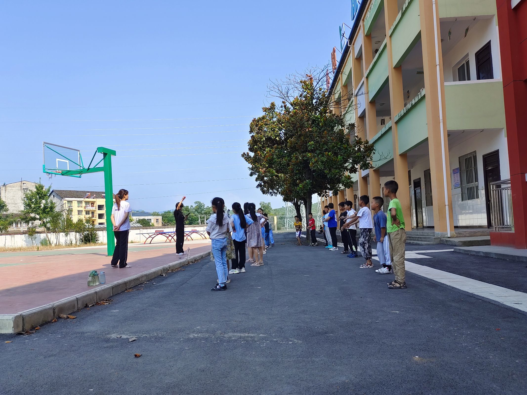 经济管理系的志愿者们在湖北省十堰市郧阳区南化塘镇黄柿君安希望小学