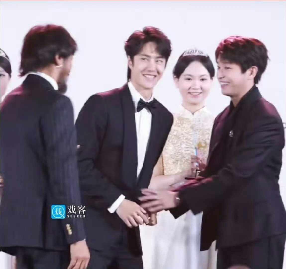 标题:王一博彭昱畅表彰仪式展现风度#互相礼让c位# 正文: 大家好,今天