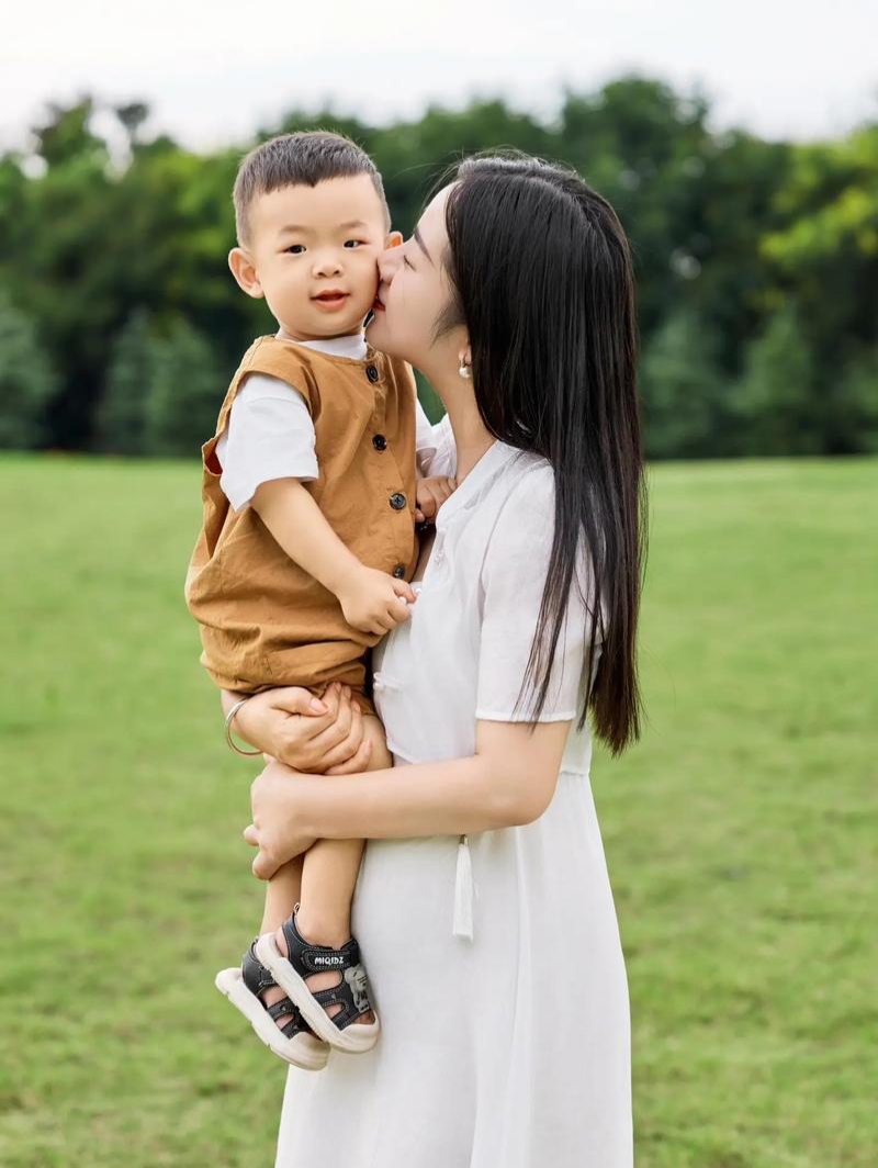女明星户外手牵娃图片陈苏抱着孩子女明星手牵娃图片