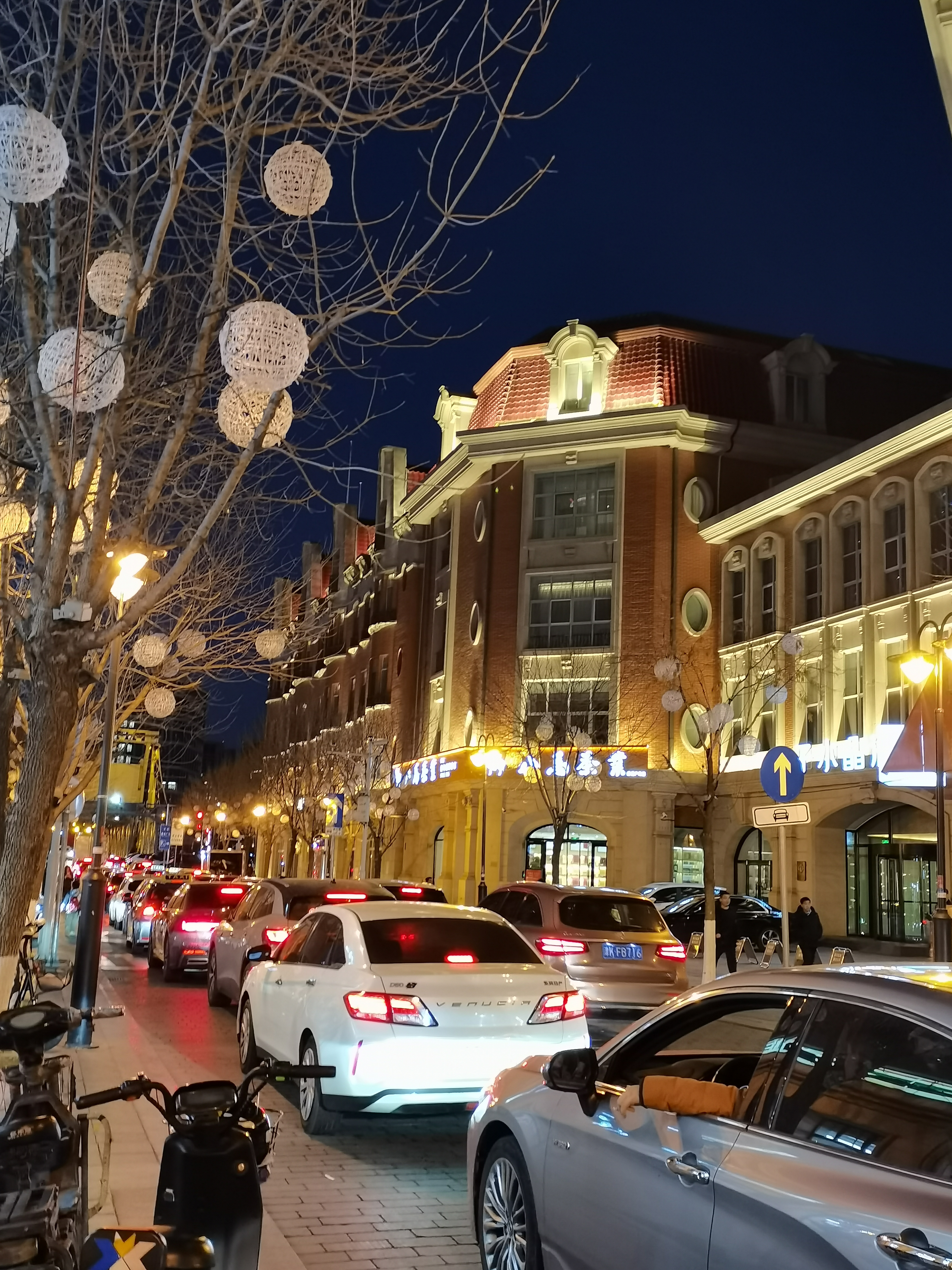 天津解放路夜幕下的城市,是另一个世界的舞台