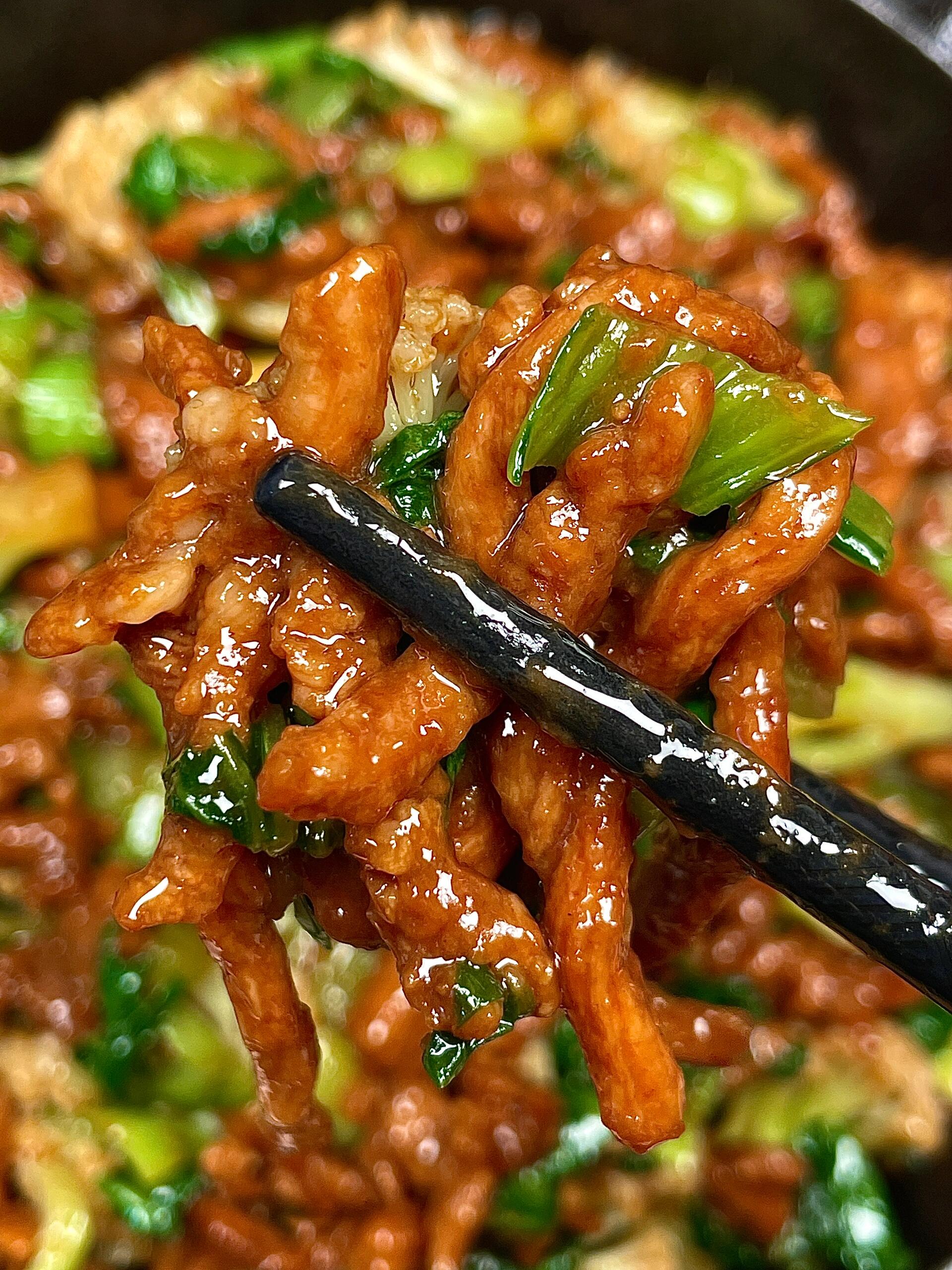 肉丝滑嫩入味加了蔬菜鲜甜爽口酱汁