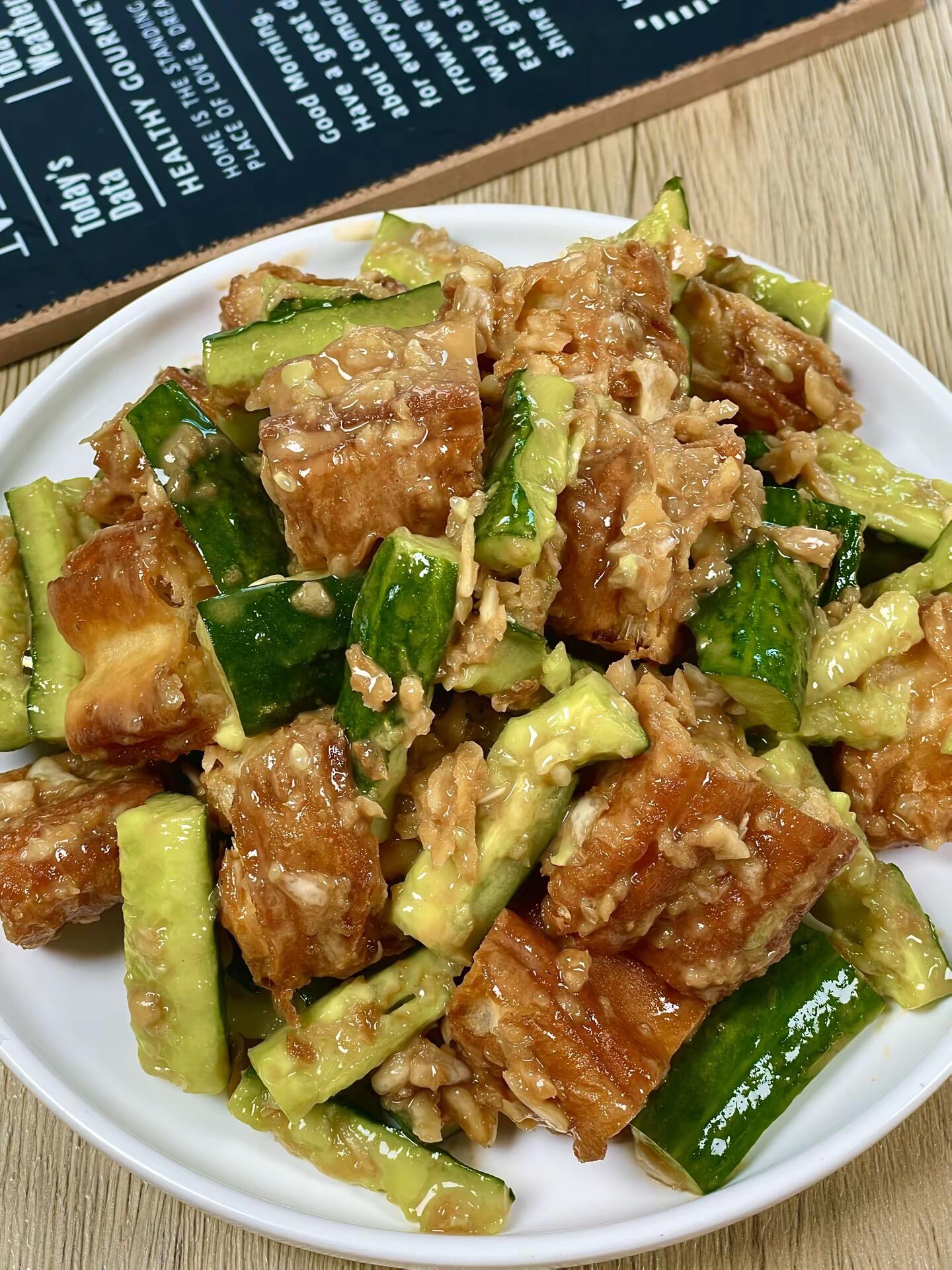 黄瓜拌油条! 一口黄瓜一口油条这么搭配着吃 又香又清爽 真的巨好吃!