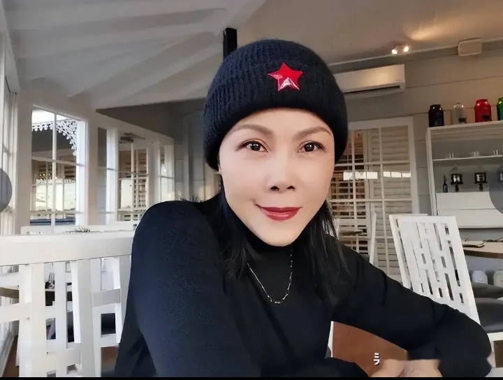 58岁的田震生活现状:  1,婚姻状况:已婚,丈夫是音乐人张卫宁 2,无儿无