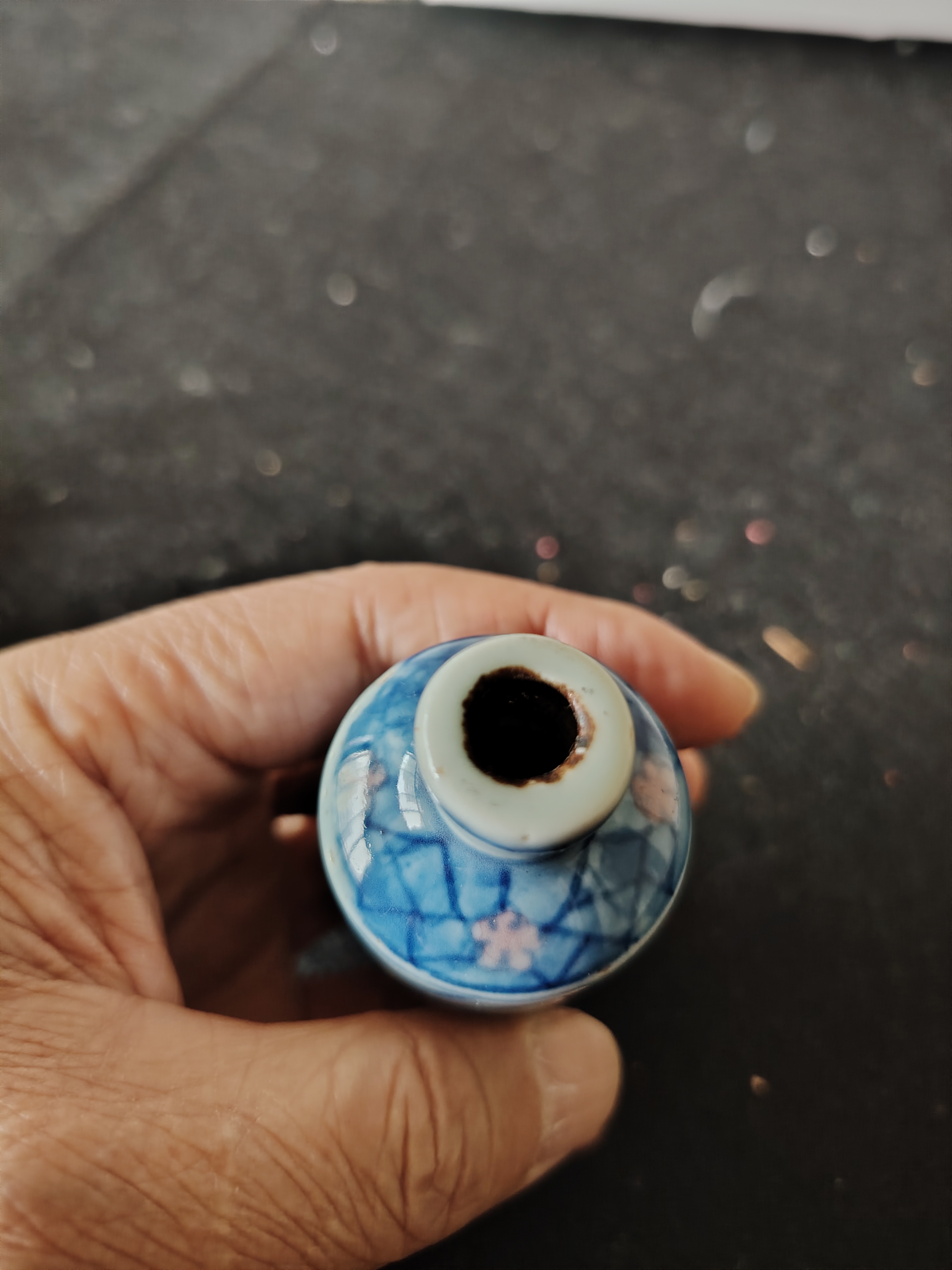 该款陶瓷鼻烟壶的底款印有"大清乾隆年制"的字样,也不知是真的还史侣