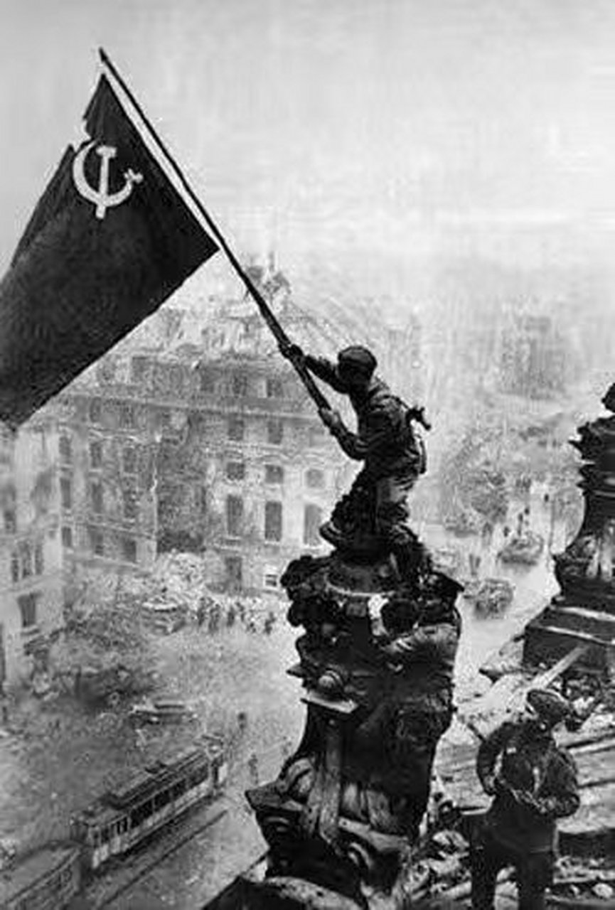 1945年4月30日,柏林战役苏联红军攻克德国国会大厦,将红旗插上柏林