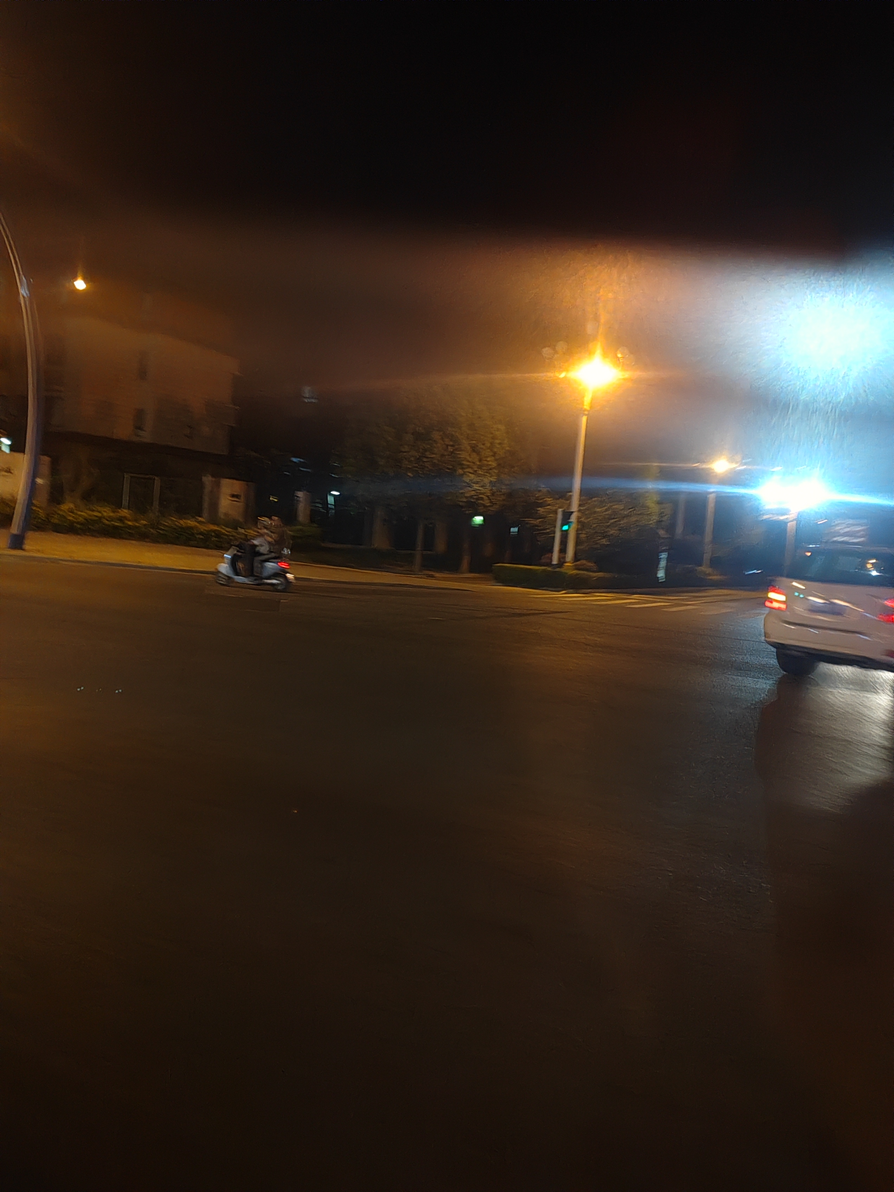 深夜坐车回来,马路上车流稀少,行人寥寥.