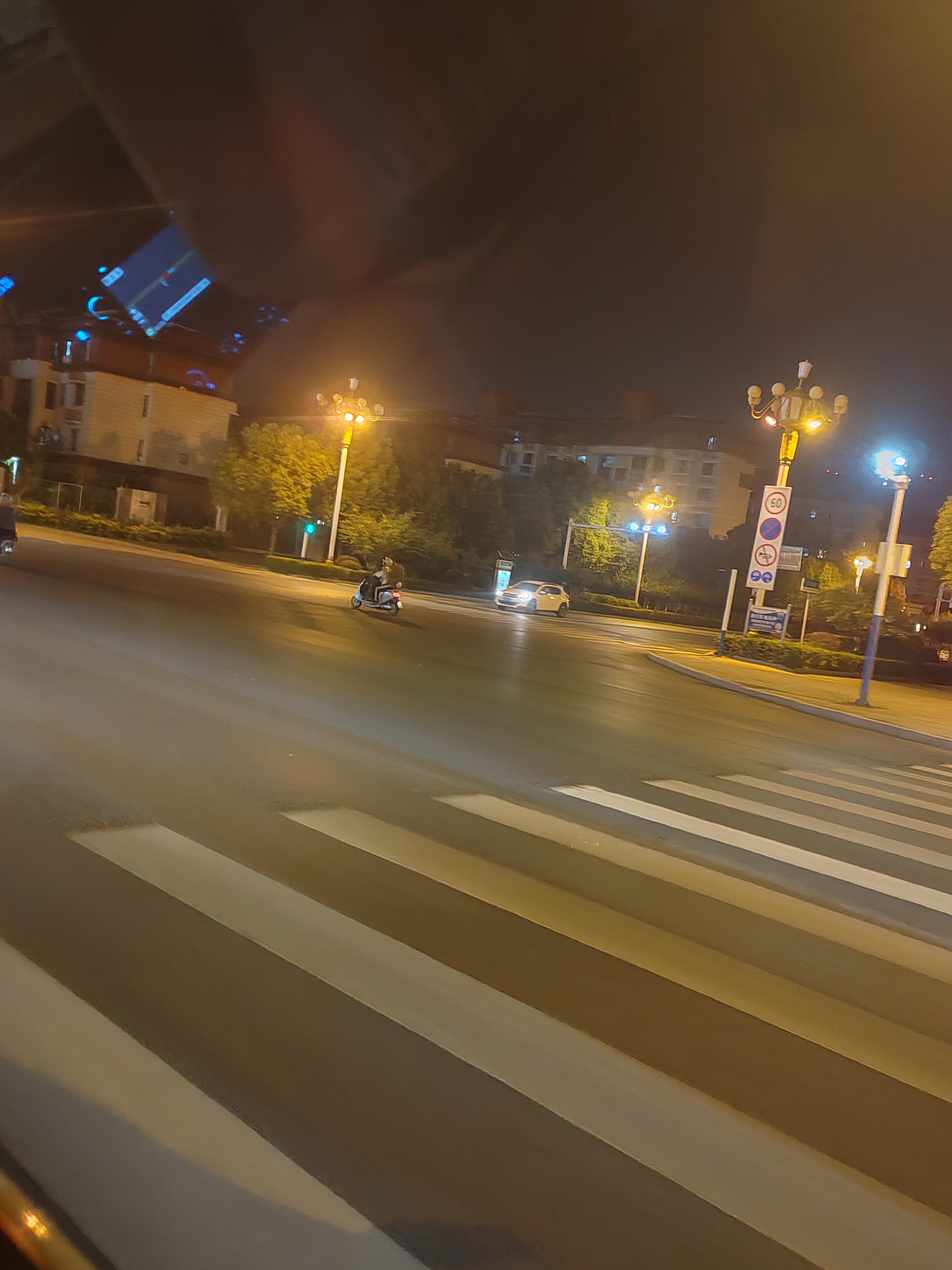 深夜坐车回来,马路上车流稀少,行人寥寥.