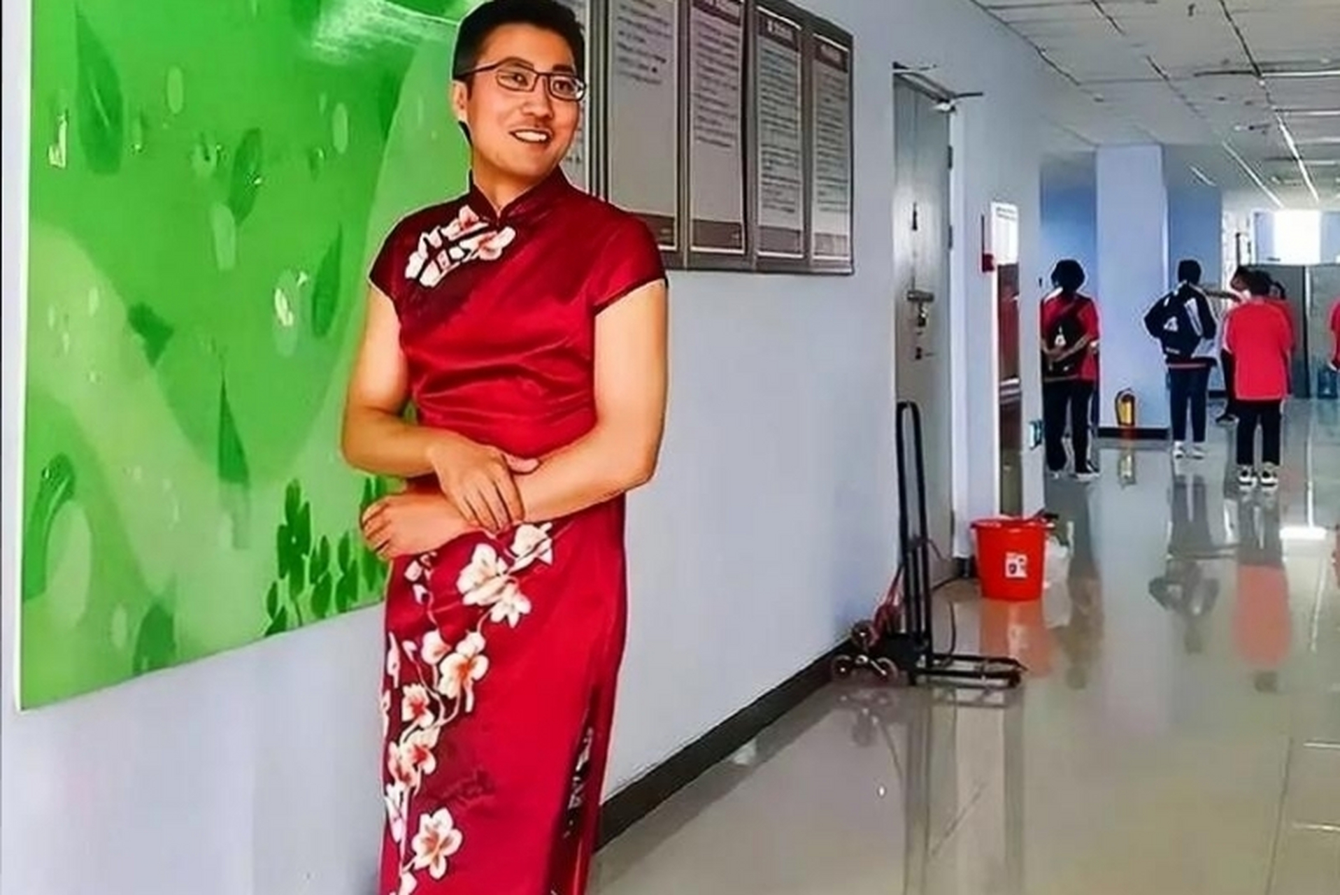 男老师穿旗袍为高考学生打气:旗开得胜 网友:老师都这么卷了吗?