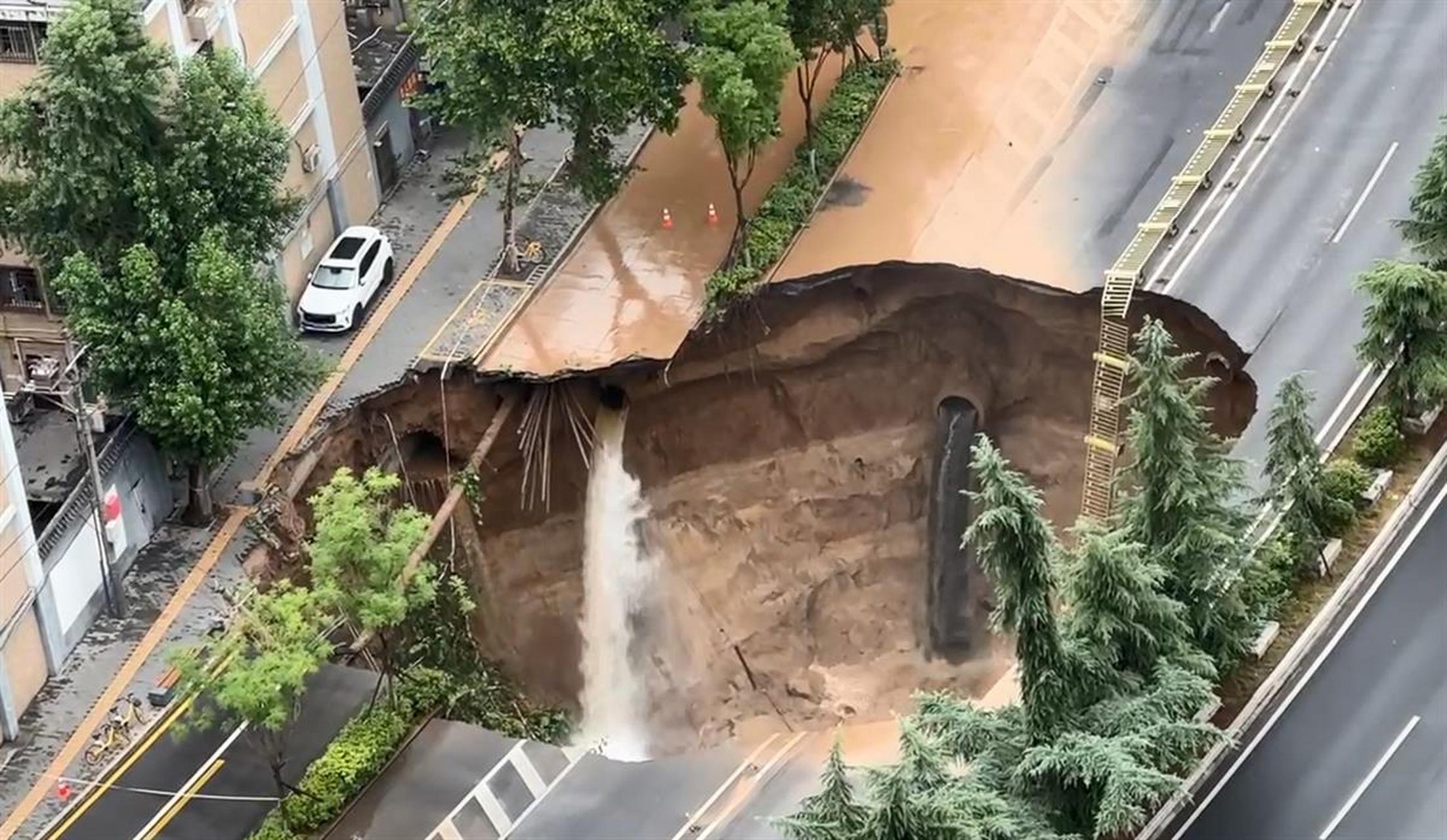 灞桥区路面塌陷图片