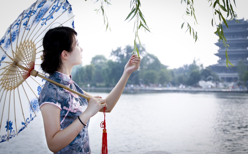 烟雨江南女子打伞图片图片