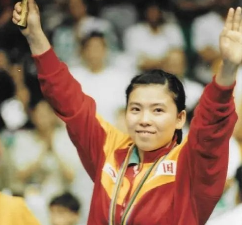 邓亚萍:超级全满贯目前只有三个人,分别是邓亚萍,马龙以及樊振东.