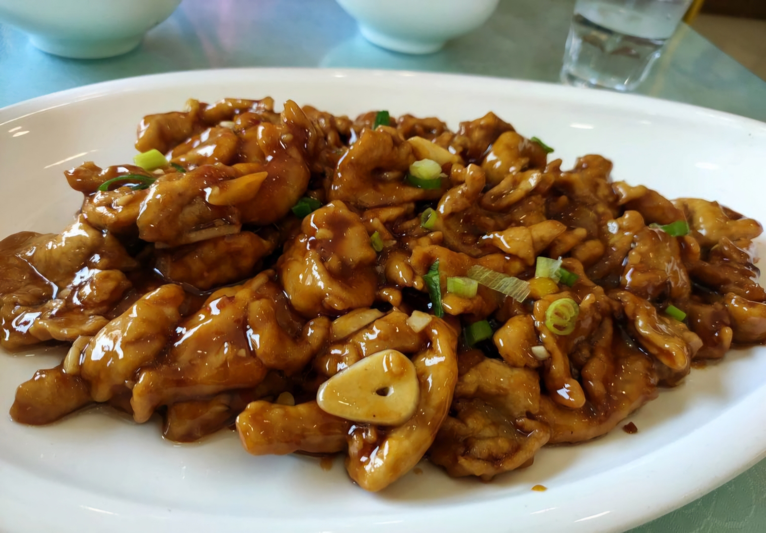 苏扬大烤作为一道经典的大连老菜,其制作过程融合了多种烹饪技巧和