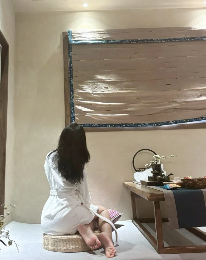 酒店女生住密码箱图片中年妇女在酒店照片出差前随手订下的华尔润酒店