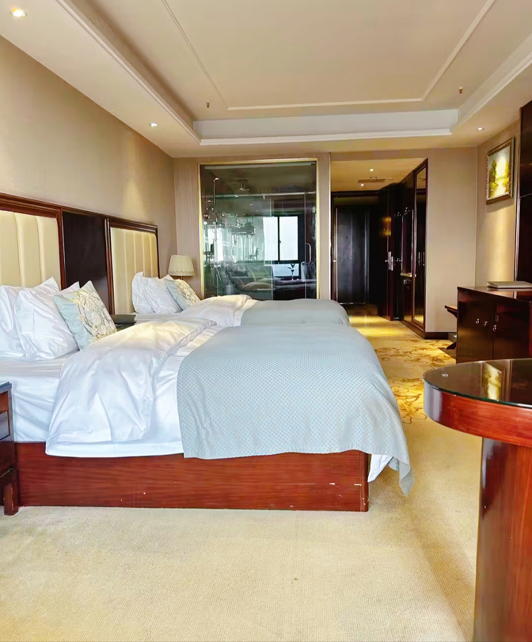 荷花池宛如一块碧绿的绸缎,微风轻拂,绸缎上泛