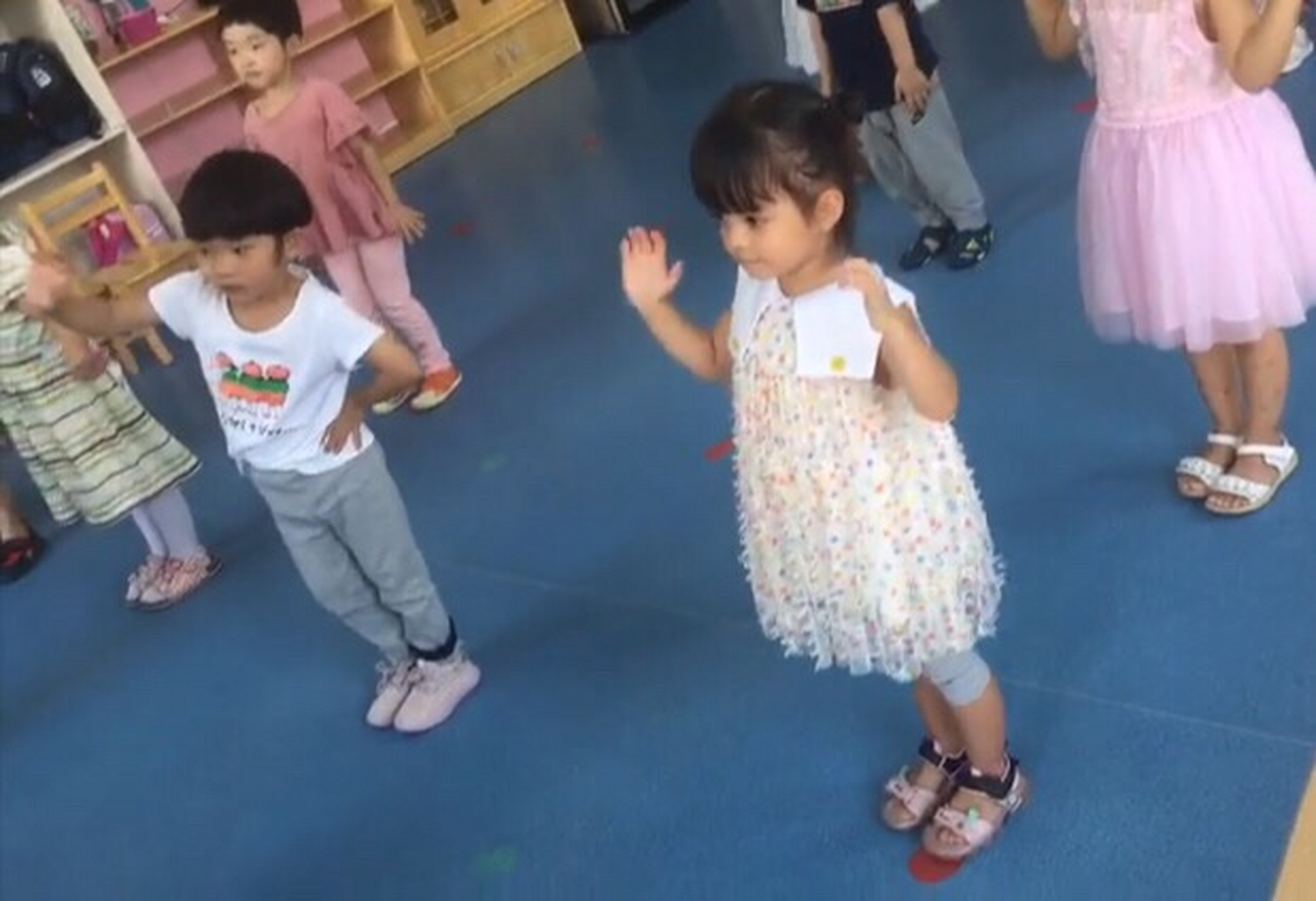 cici大宝贝第一天去上幼儿园,很开心!还撩小哥哥,太可爱了吧!