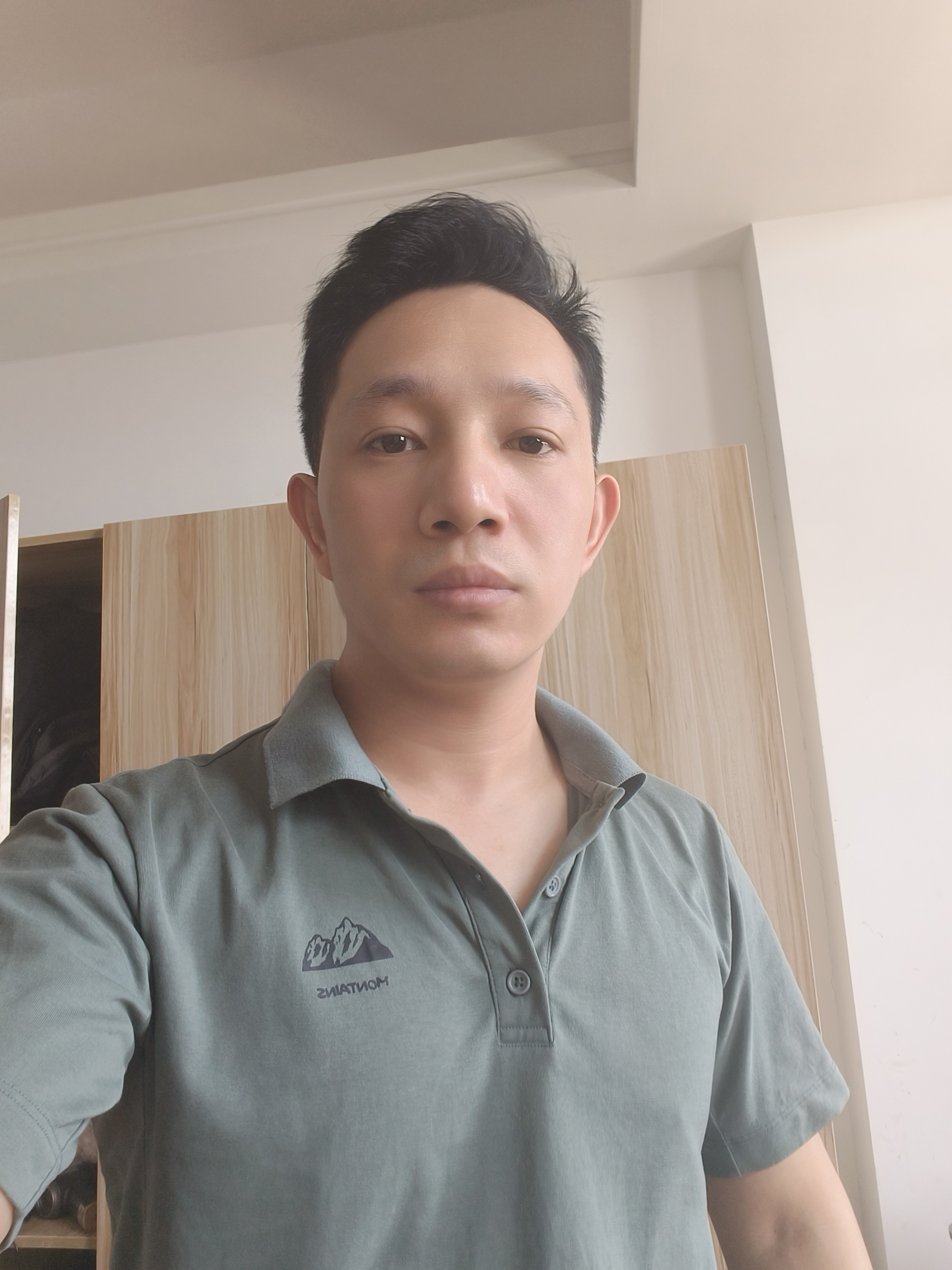 今日阳光正好,微风不燥,我漫步在公园的小径上,感受着春天的气息