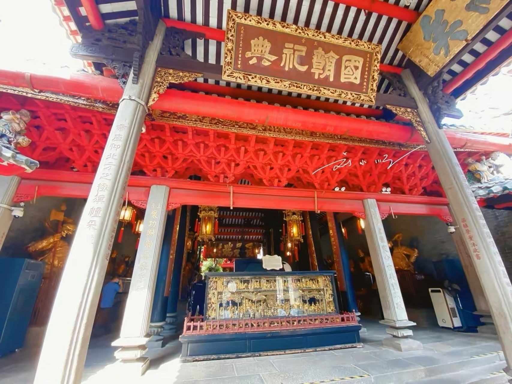 "祖庙"位于广东省佛山市的禅城区,属于佛山的市中心地段,又名"北帝庙"
