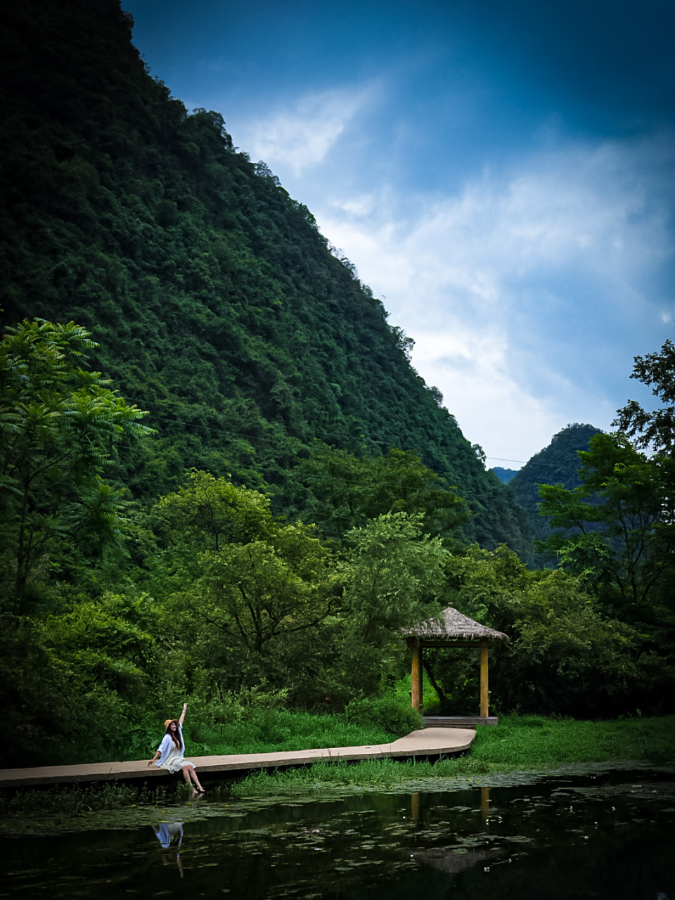 百寿镇是位于广西壮族自治区桂林市永福县的一个小镇,该镇地处桂林市