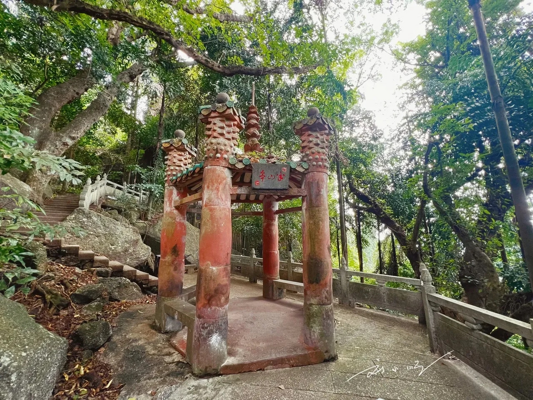 桂平著名的"西山风景区",半山腰有这么一个特别的亭子,名叫"半山亭"