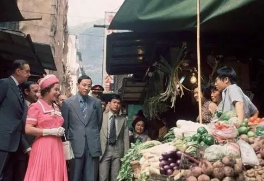 1975年,英国伊丽莎白女王首次访问香港,这是她在参观当地的菜市场的