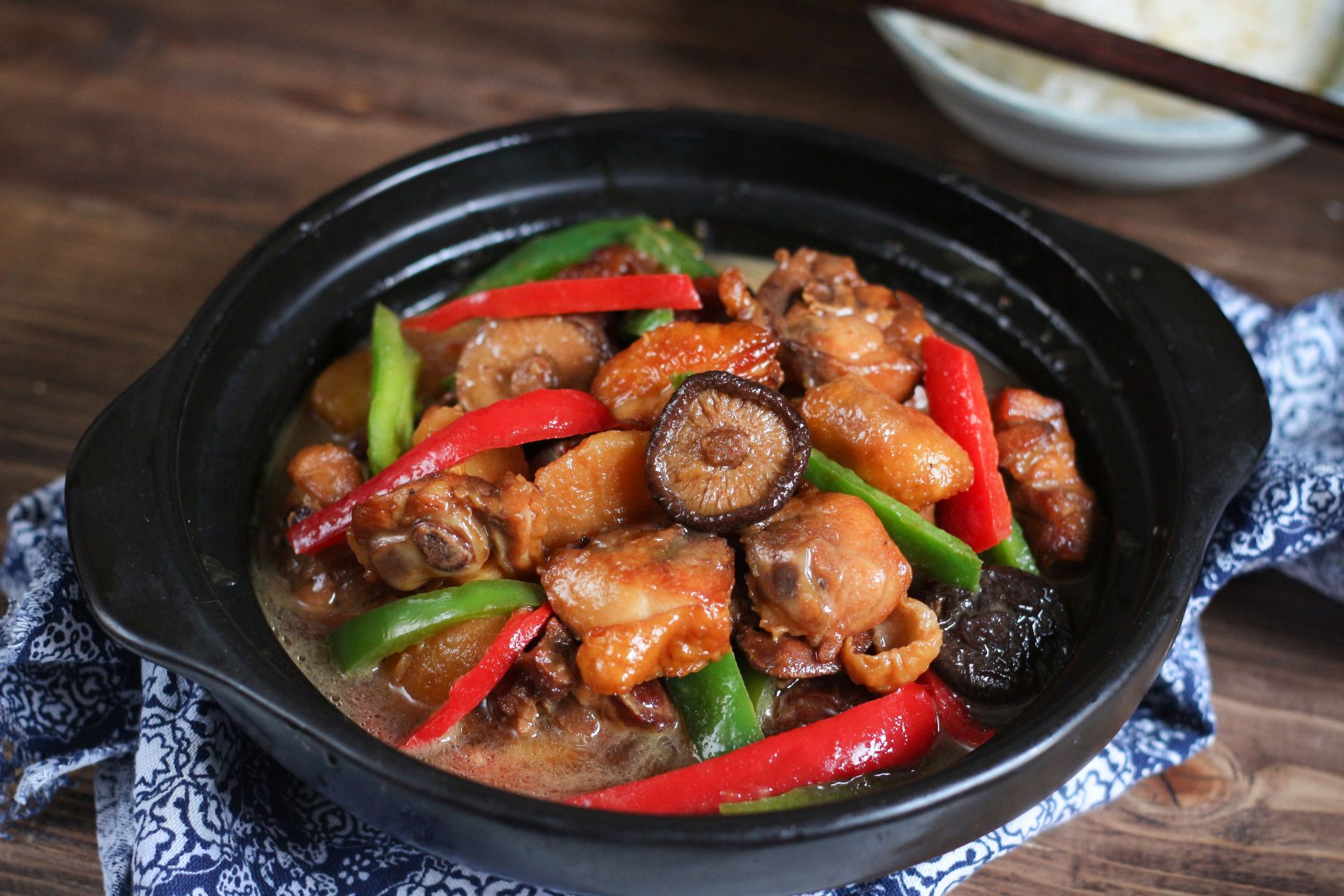 今天做一道非常好吃的香鸡煲,以鸡腿肉,青椒,香菇等焖制而成的家常