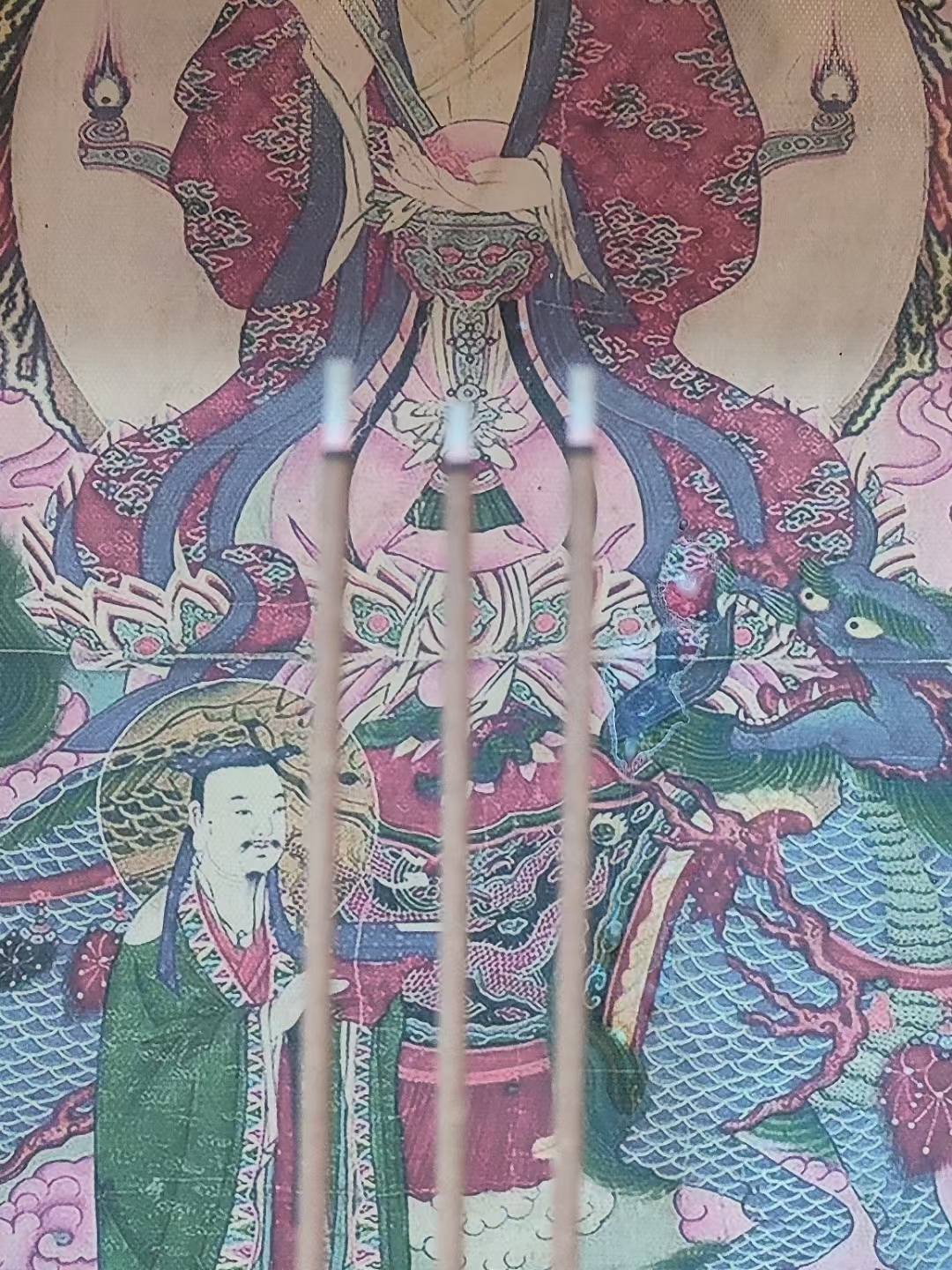 答:对于一般信众提倡的修行方式是:行善积德,济
