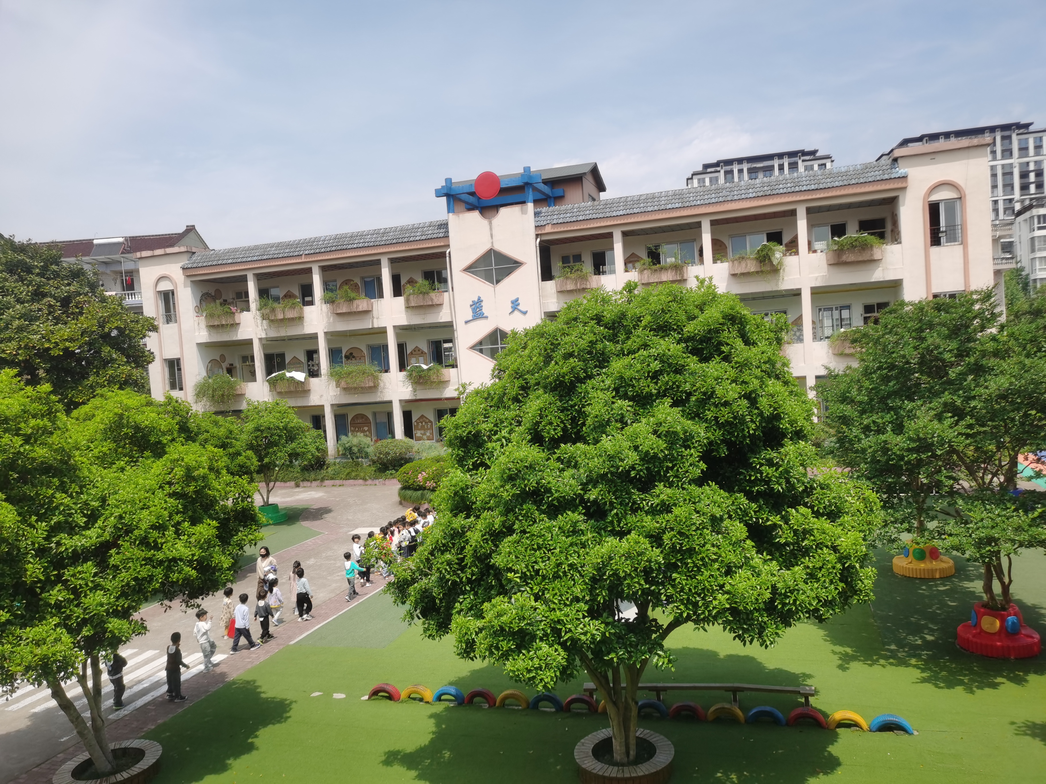 知足的人,虽然睡在地上,如处在天堂一样;不知