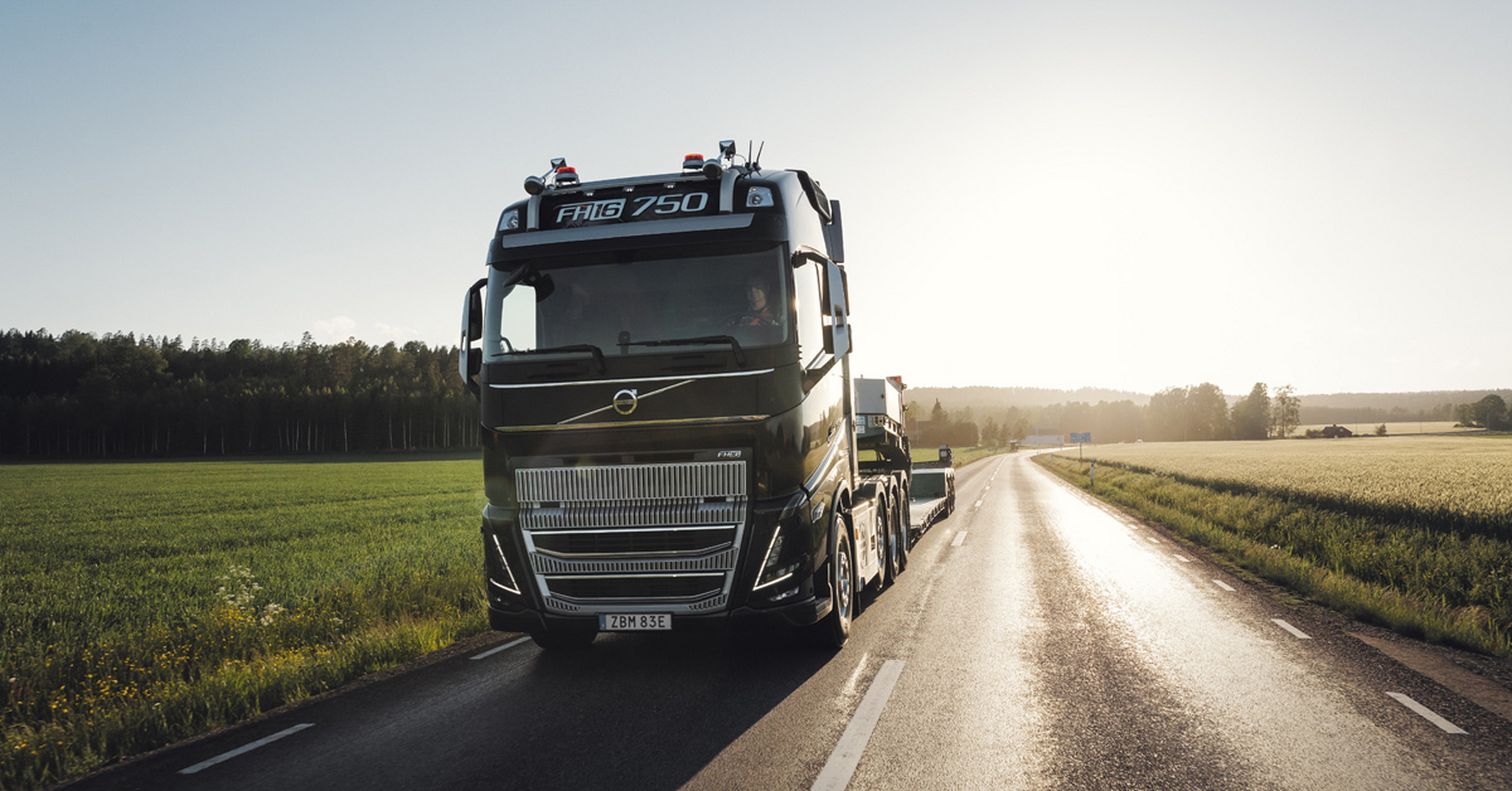 西迁人车展# 新款沃尔沃fh16高端牵引车,提升你的业务效率,改善驾乘