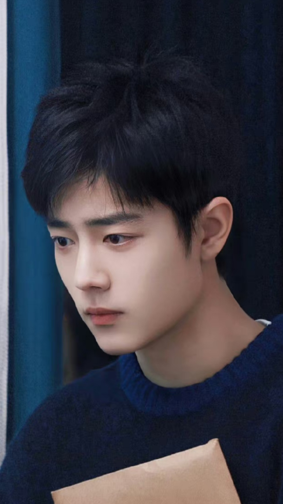 肖战,26岁的盛阳,这乌黑浓密有光泽的头发,及垂直顺长线条优美的鬓角