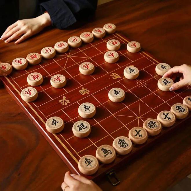 三尺棋盘摆战场 楚河汉界对敌手 一晚战到天光亮 不