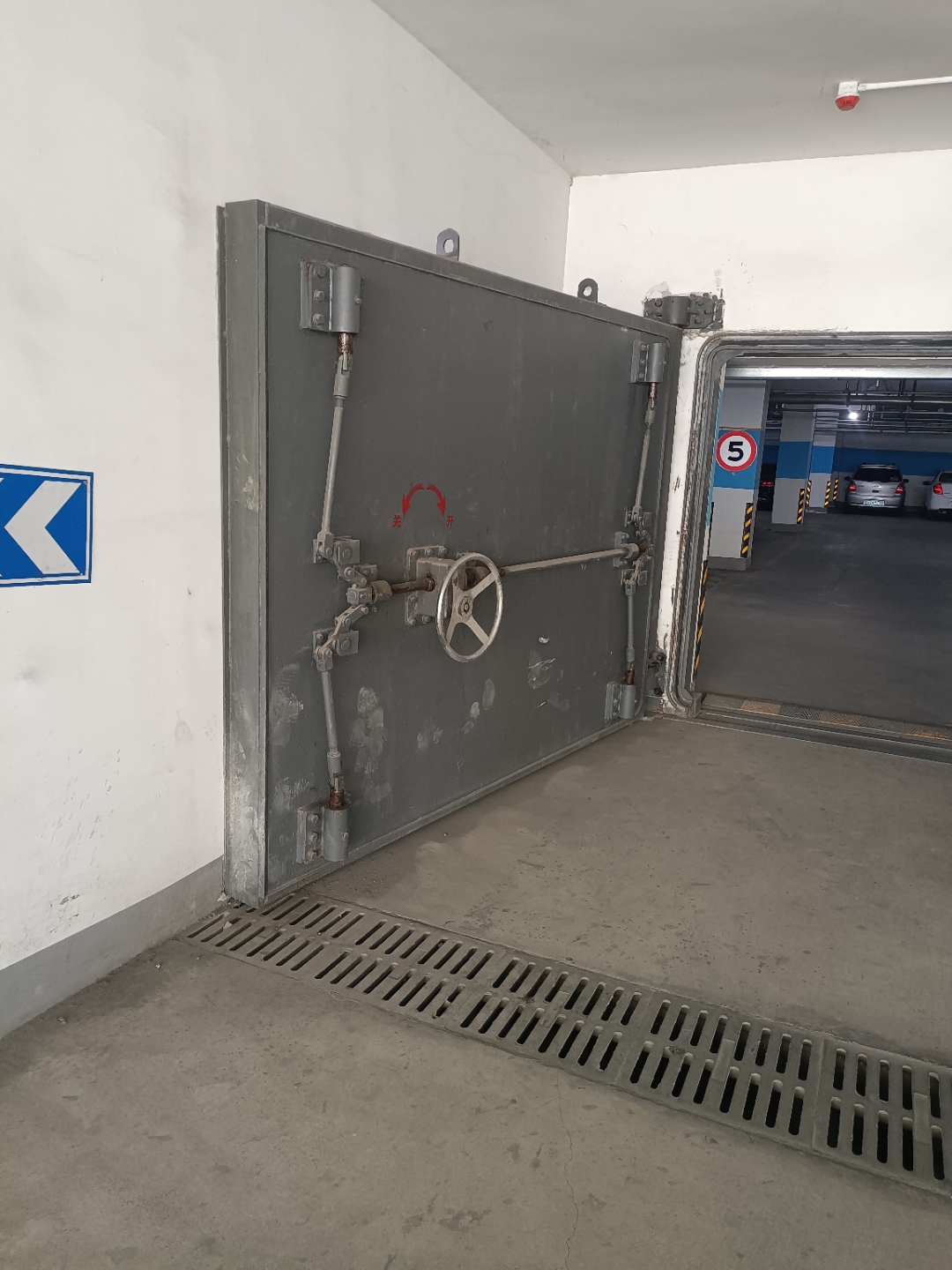 有保险柜样式的地下车库大门往里走感觉被存进保险柜了车停在这里面
