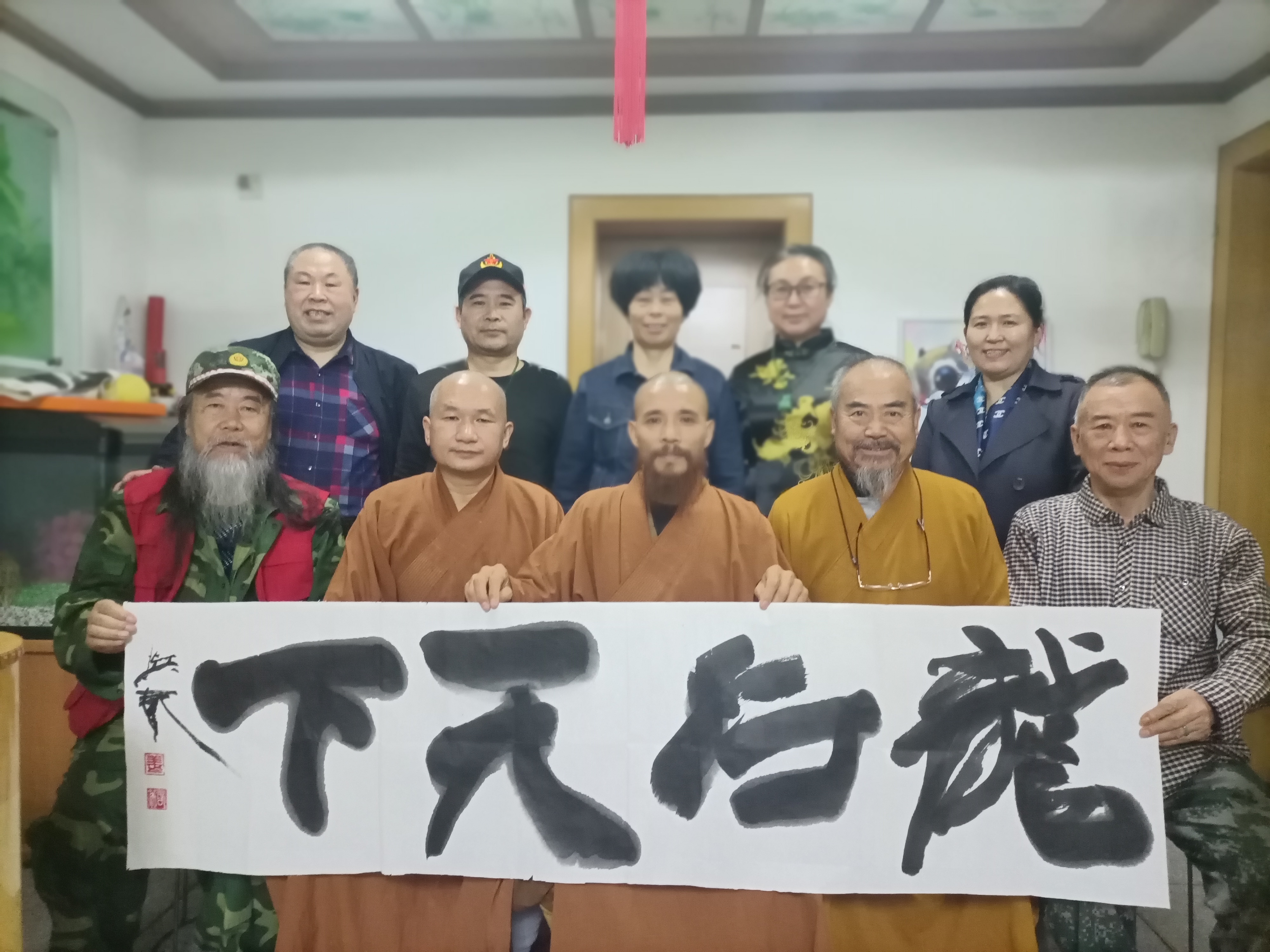 观缘法师率众弟及各界人士在四川海灯法师纪念馆一起交流