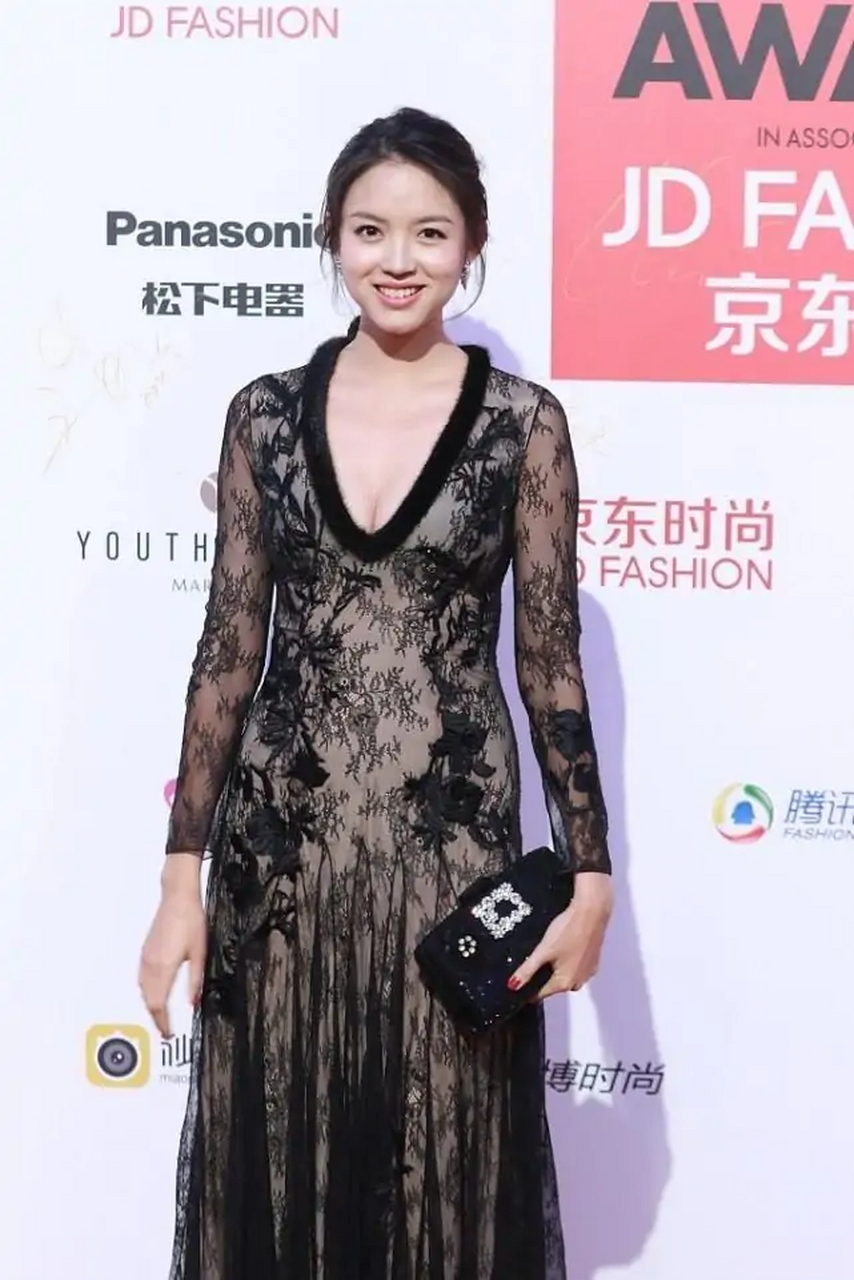 张梓琳不愧是世界小姐,一袭黑色深v蕾丝薄纱裙,小露事业线,高挑纤细