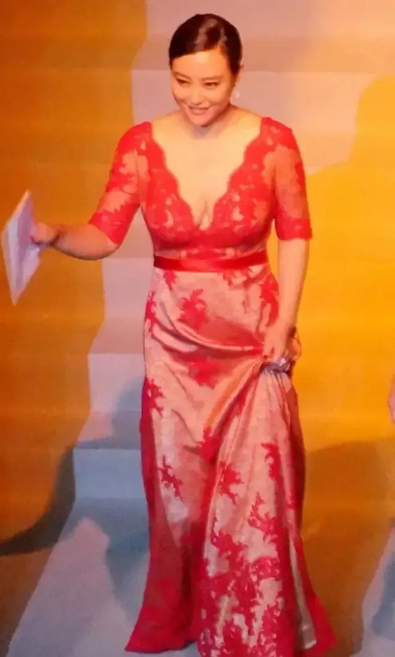 郝蕾一袭红色深v长裙,大秀事业线!傲人身材别有一番韵味!