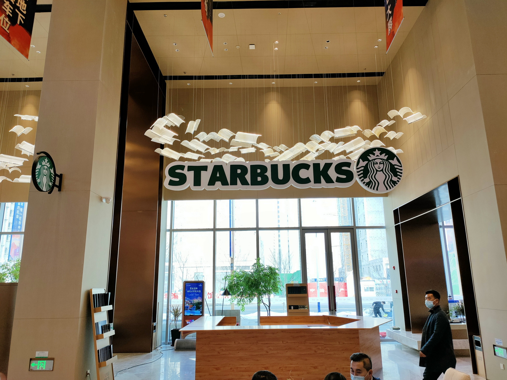 乌鲁木齐头条# #星巴克首进新疆# 本周末开始,星巴克首进新疆