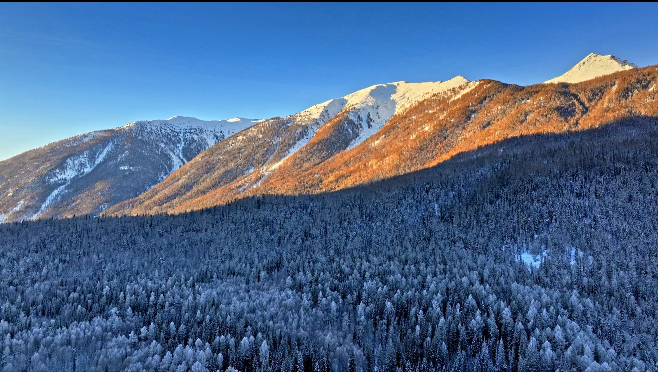 最想做的事#  11月15日早上,新疆阿勒泰喀纳斯景区的神仙湾冬日美景