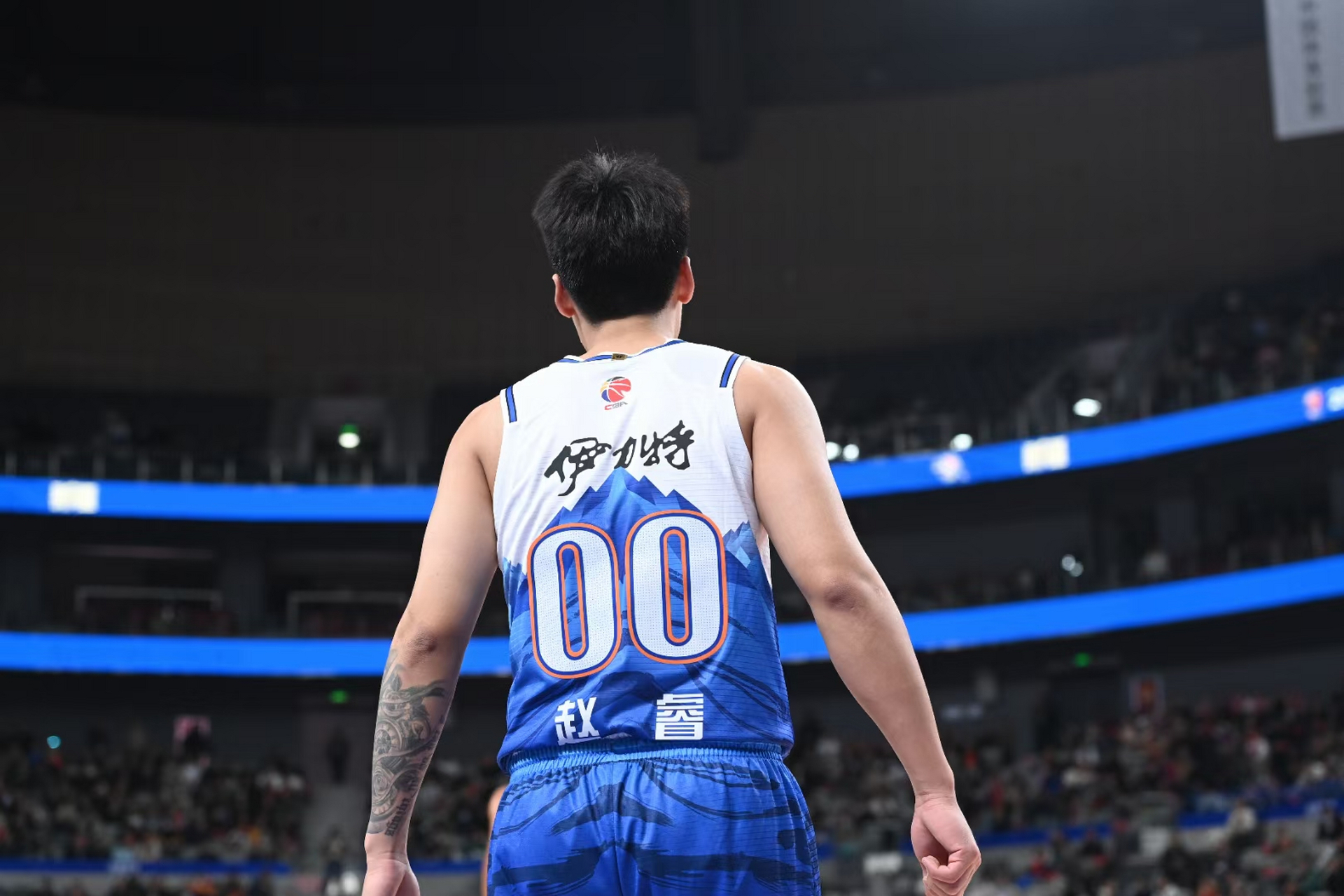 乐游新疆##这个冬天最想做的事#  新疆伊力特男篮 99 : 91 战胜深圳