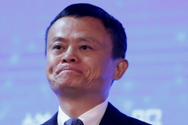 他和表弟一起去应聘保安,表弟被录取了,他被刷下了