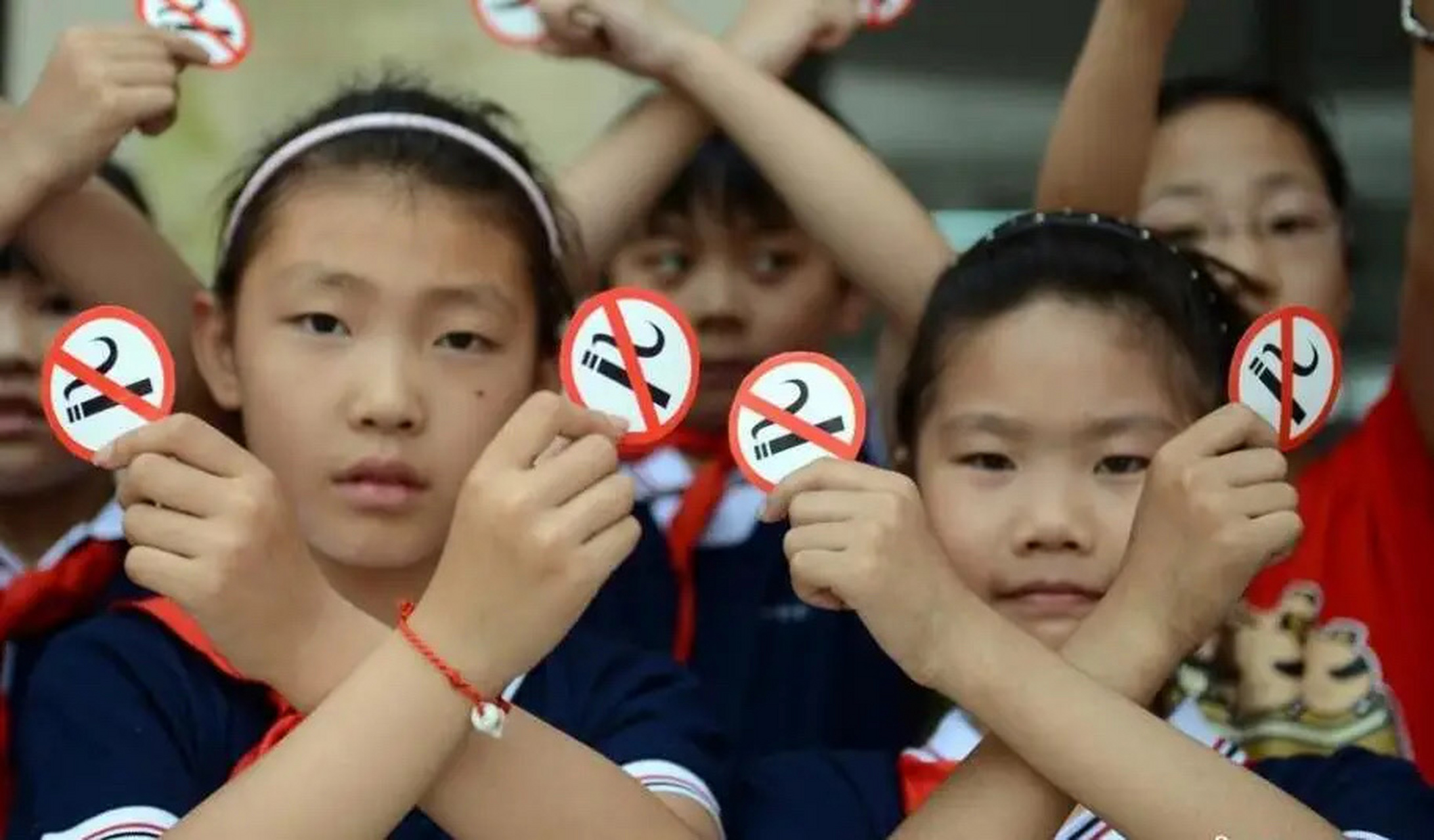 调查结果发现高中学生吸烟率远高于初中学生.