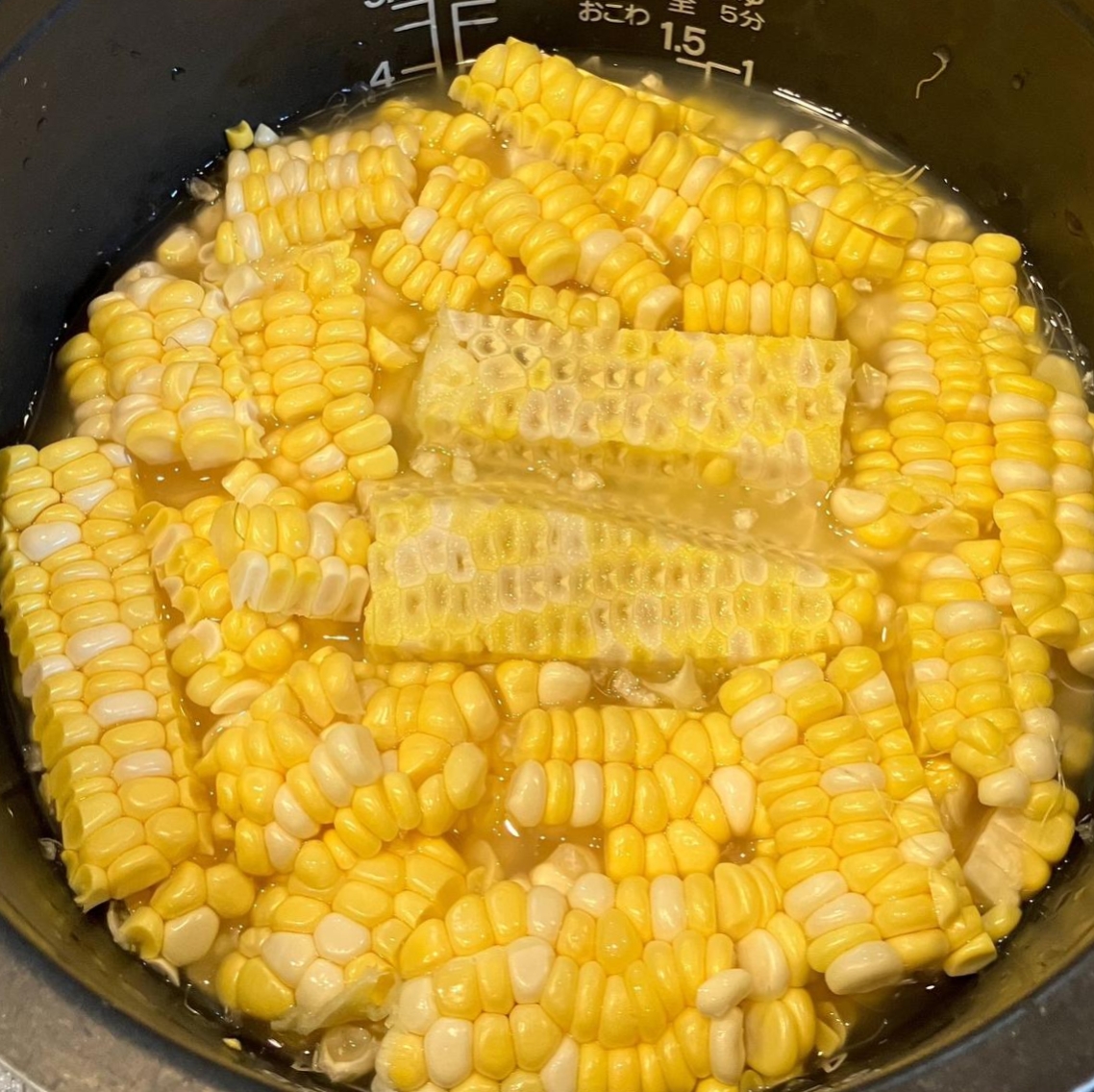 早上去超市买了几根新鲜的水果玉米,我让老公拿电饭锅煮一下.