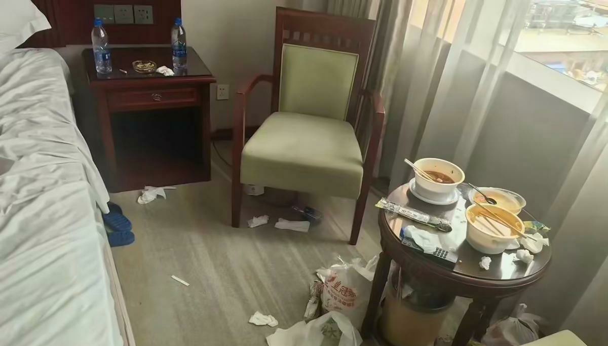 今天登记了一个钟点房,客人刚退房还没来得及打扫,我进去一看,这房间