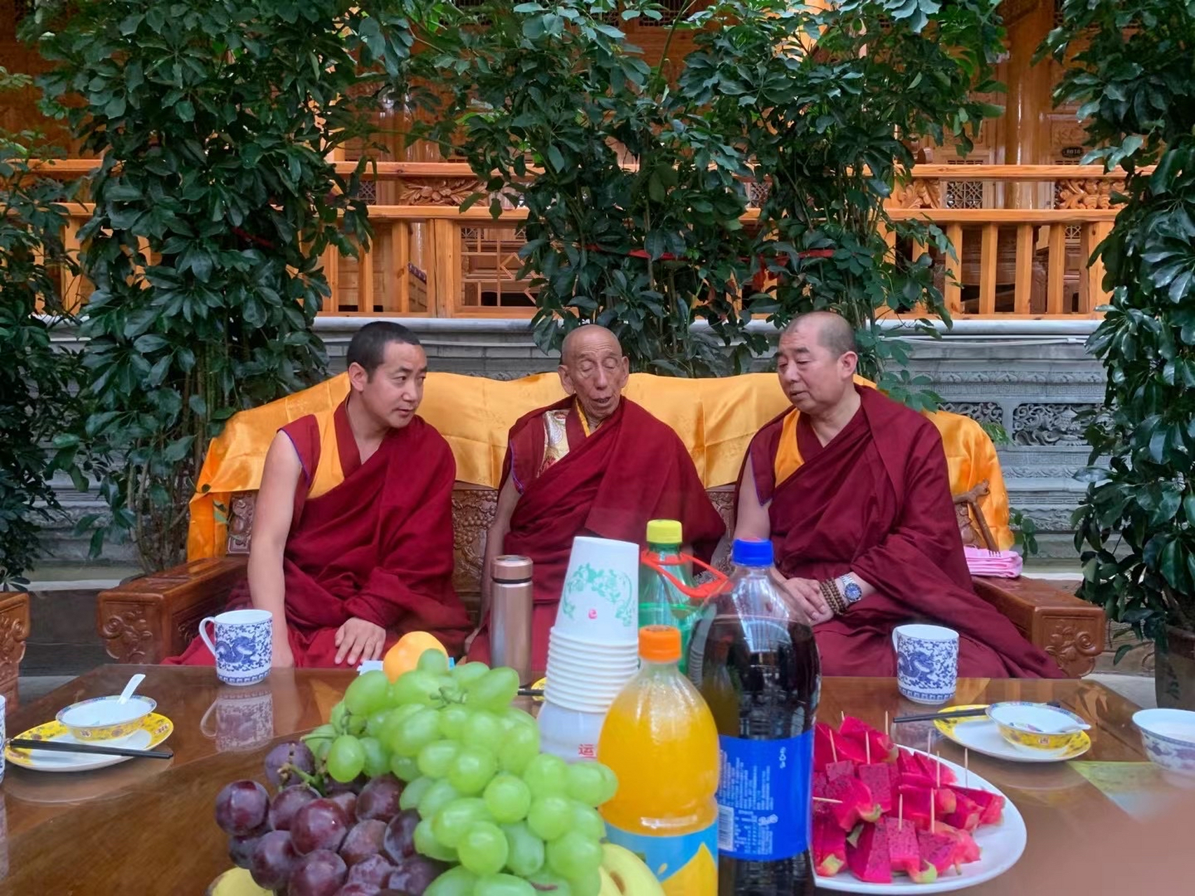 夏琼寺众多活佛的佛像