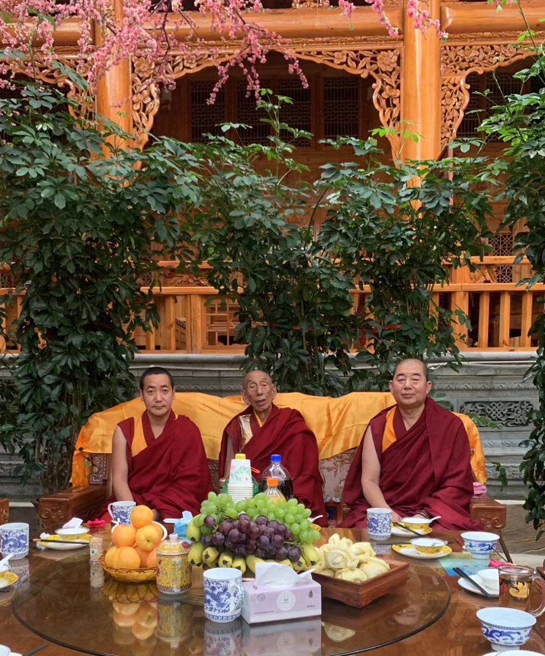 夏琼寺众多活佛的佛像