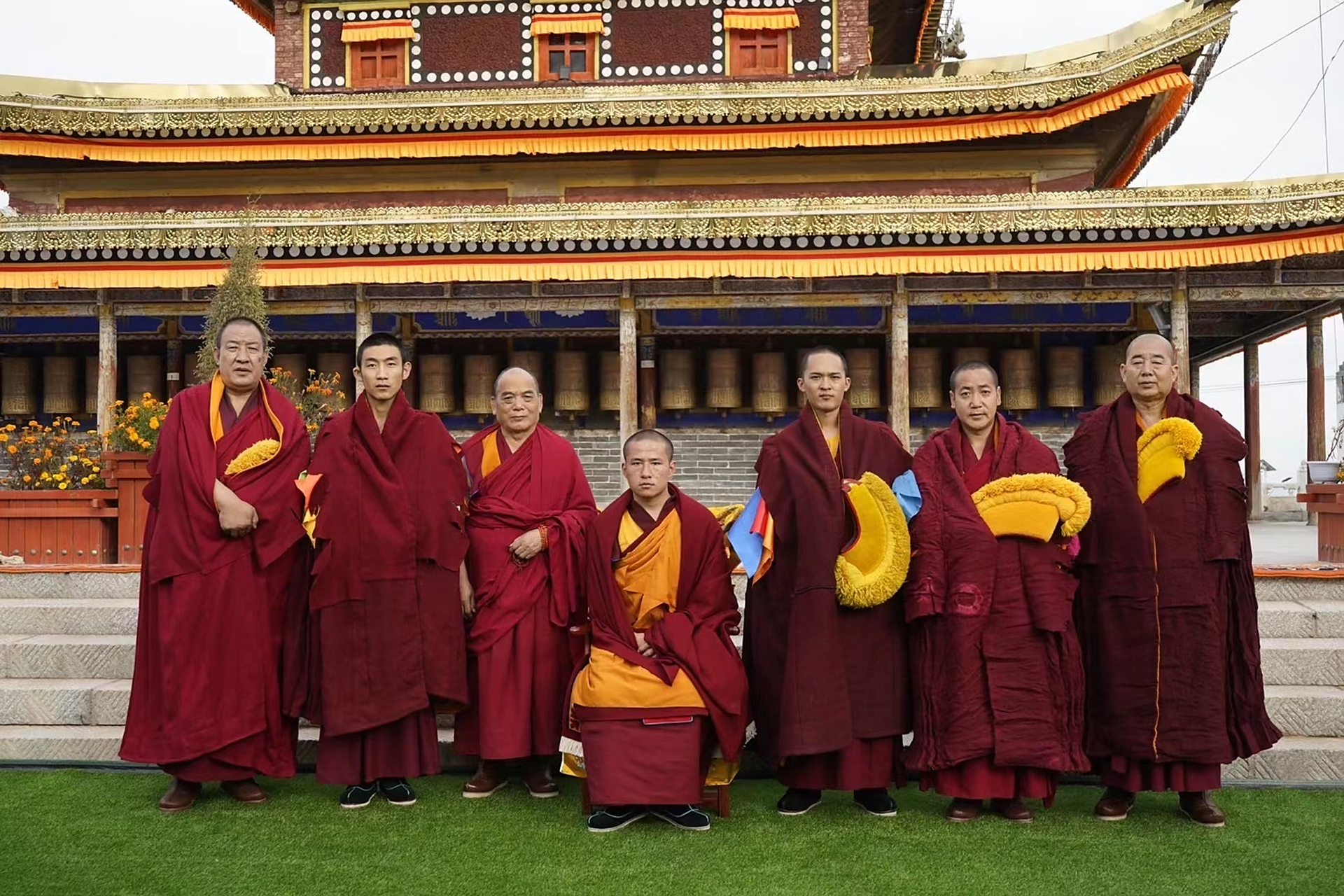 夏琼寺众多活佛的佛像