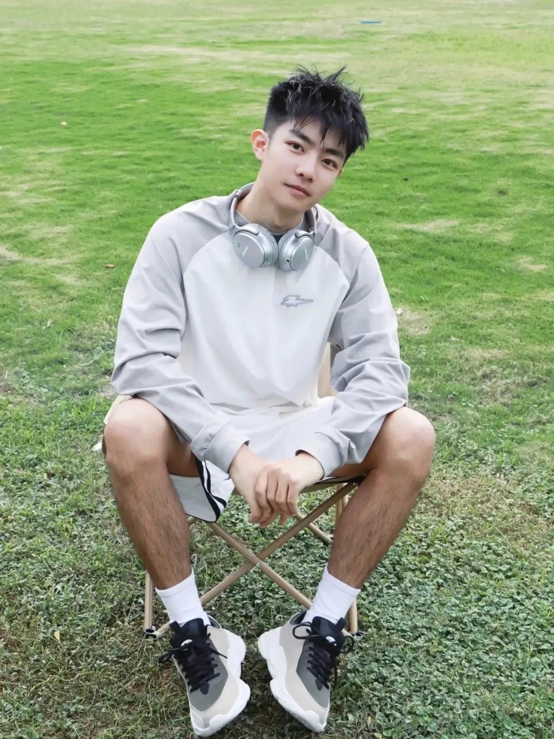 当我坐在草地上,看着这个年轻男孩,我感受到了青春的力量