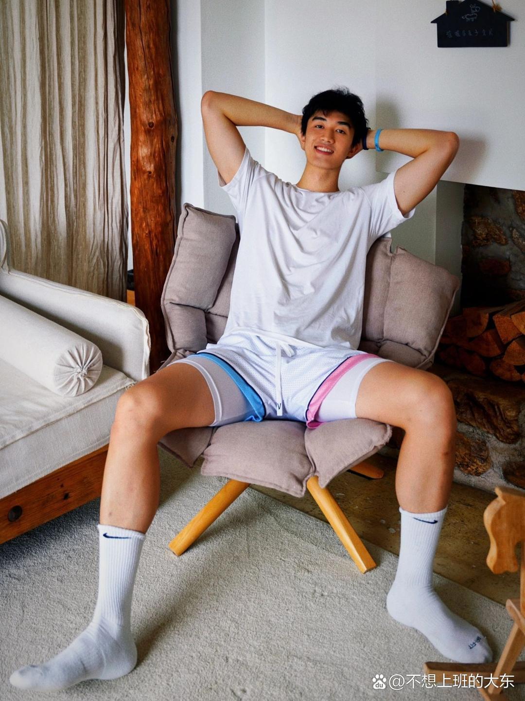 我遇到了一个超级帅气的白人男性,他的穿着简直让我无法移开视线!